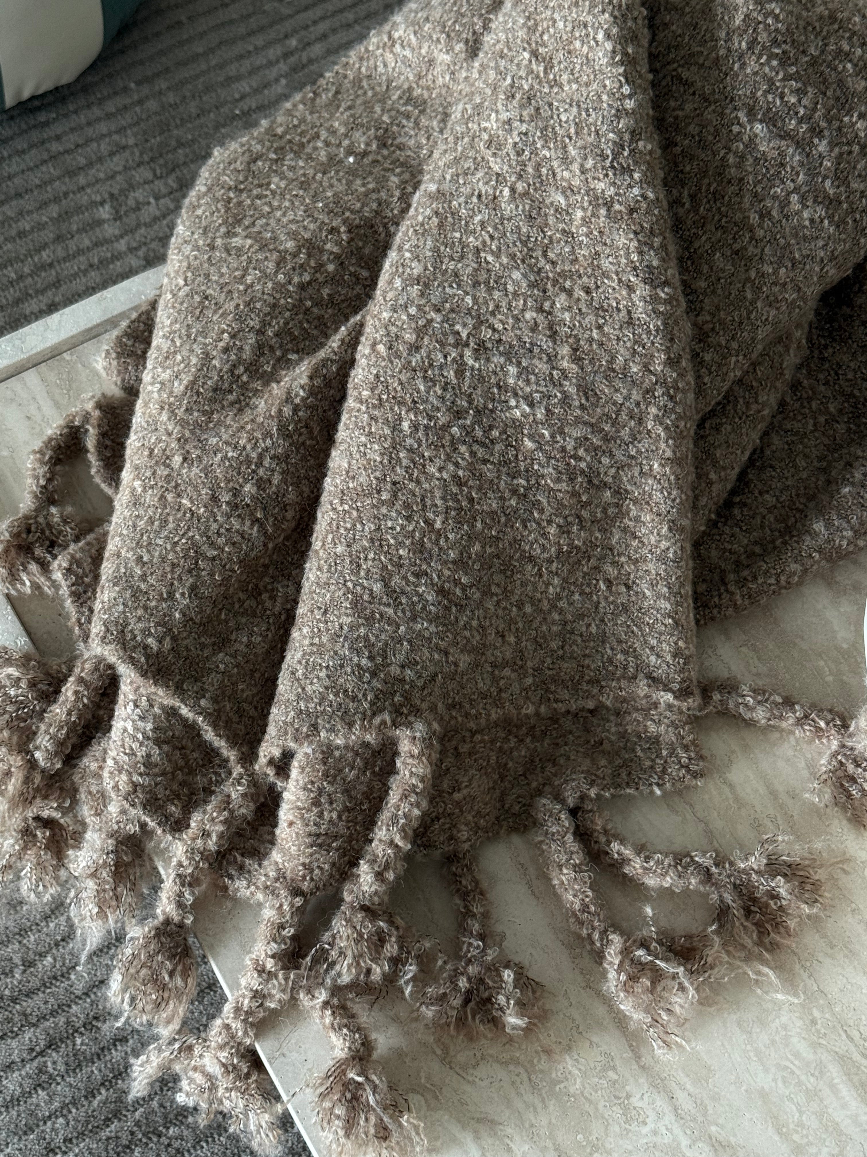 Boucle teppe melert brun