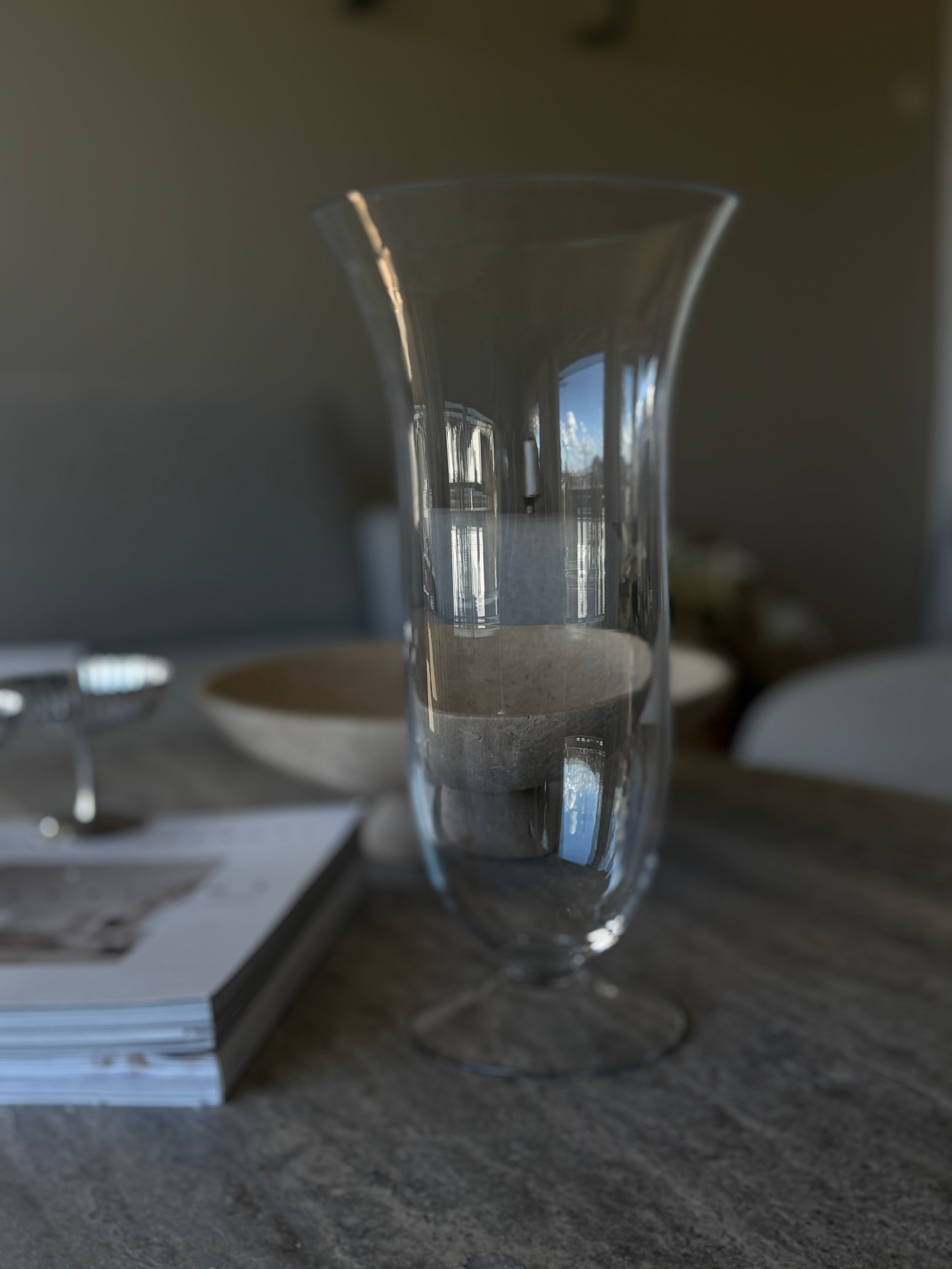 Klassisk glassvase med klar glassoverflate og slank silhuett, høyde 35 cm