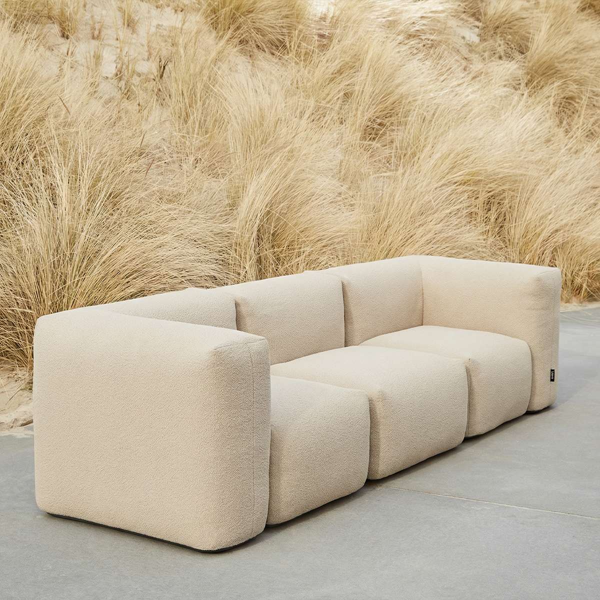Soft 3 seter beige utesofa uten ramme – myk formstabil konstruksjon i beige tekstur for terrasse og hage