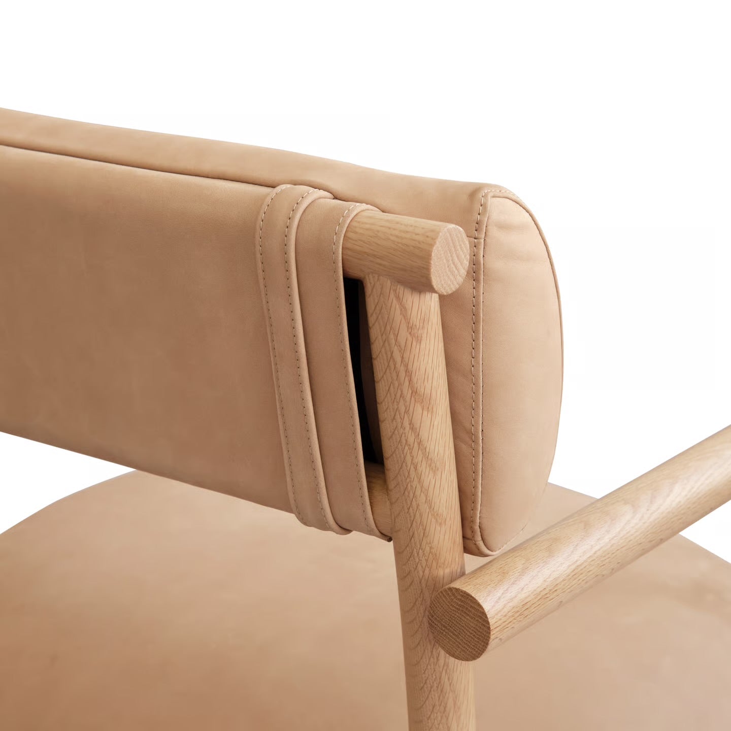 Nama lounge stol Nubuck fra 101 Copenhagen – skulpturell lenestol med avrundede trepinner og polstret ryggpute