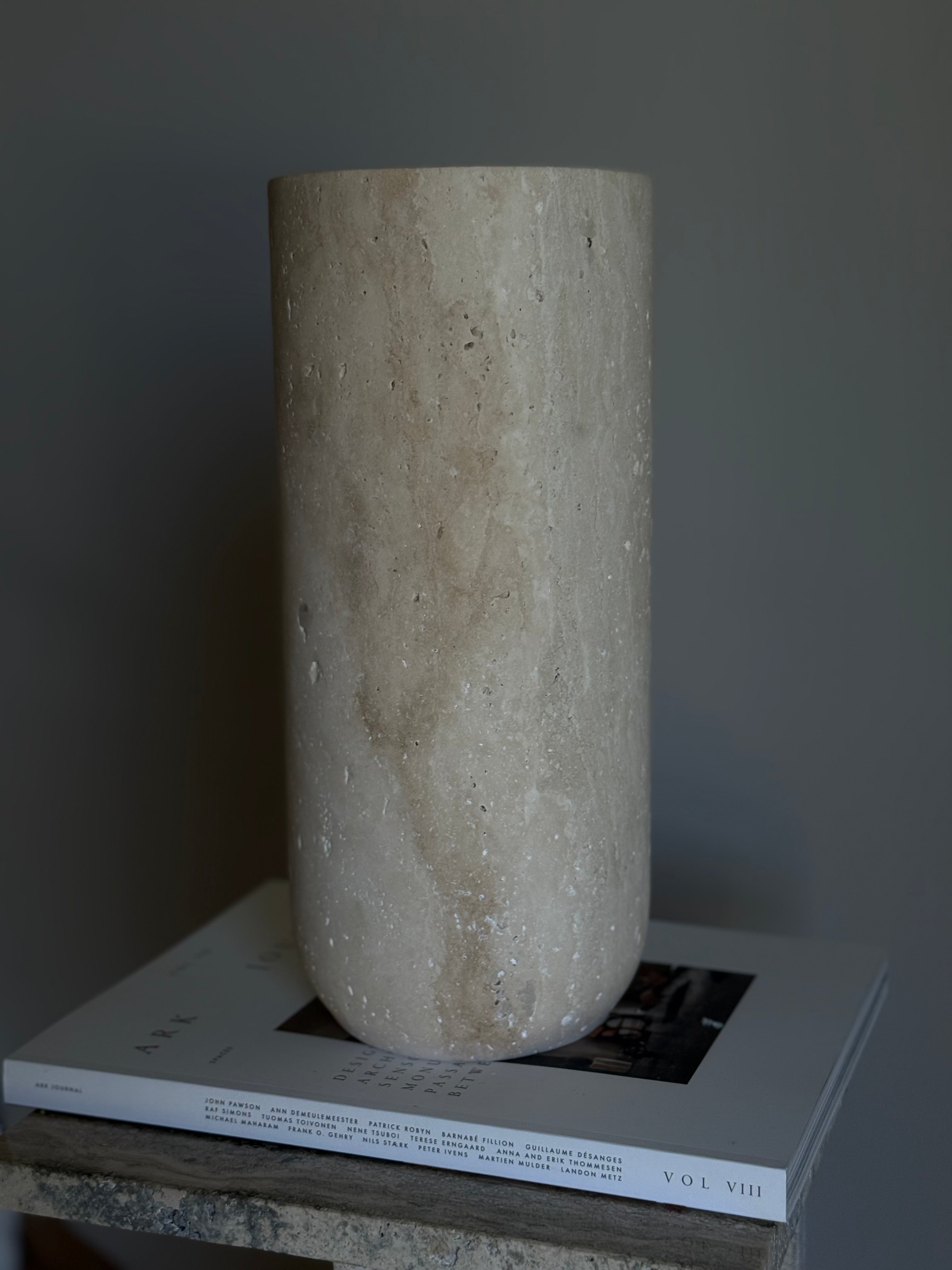 Sasso stor lys travertin vase sett ovenfra – lys travertin med naturlig mønster og matte overflate, H: 35 cm