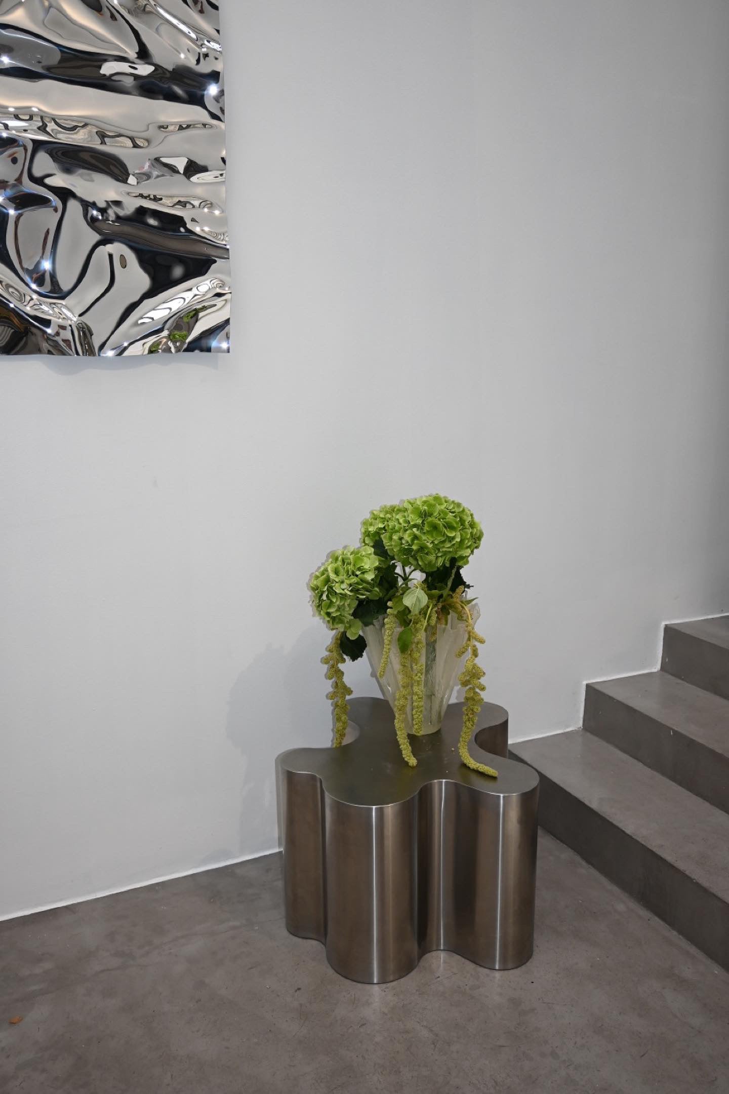 Psychedelic Mirror 75×100 cm in room setting, sculptural resin frame with tonal variation