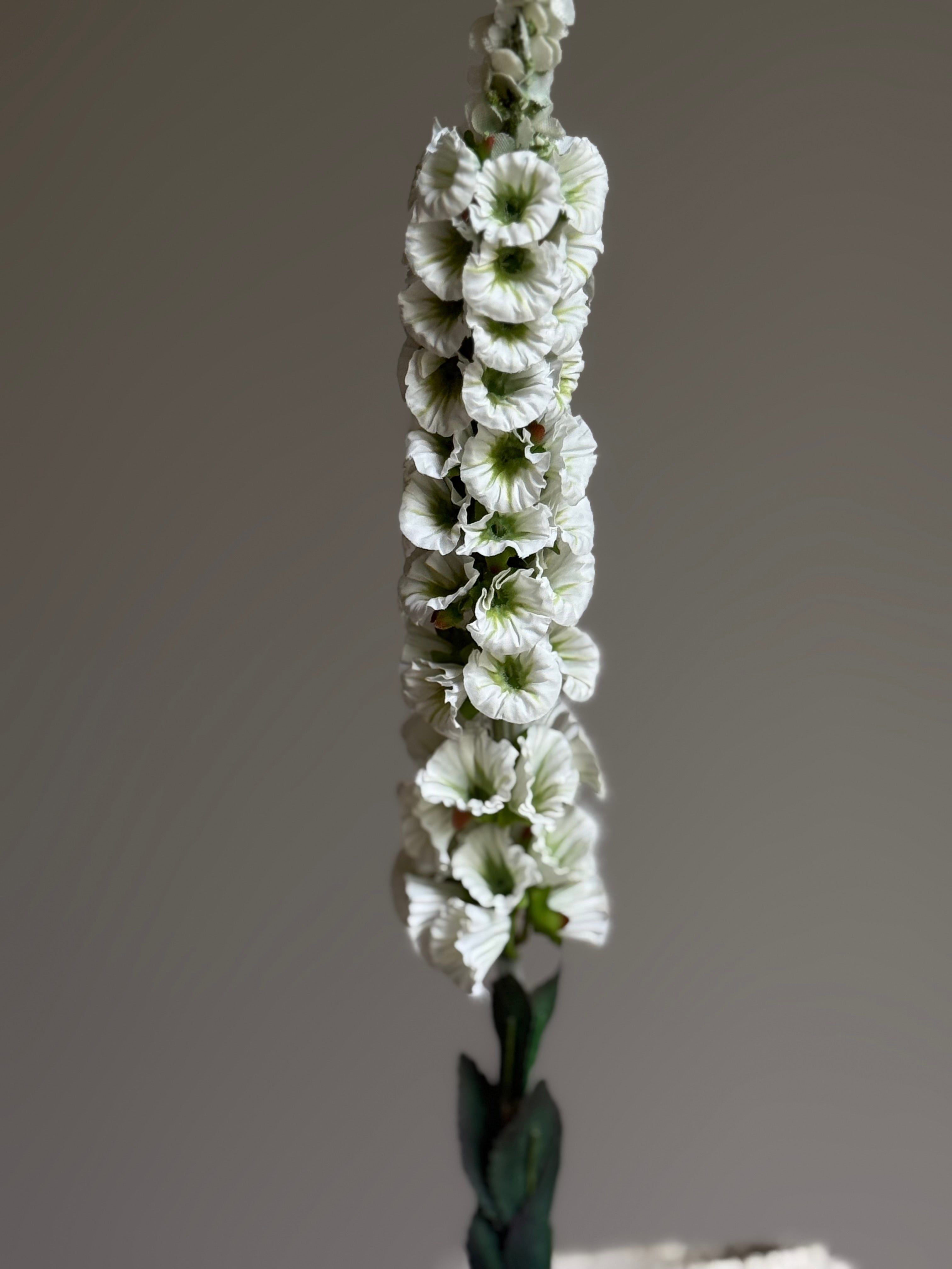 Revebjelle hvit stilk med naturtro hvite blomster, ca. 76 cm høy, i dekorativ vase