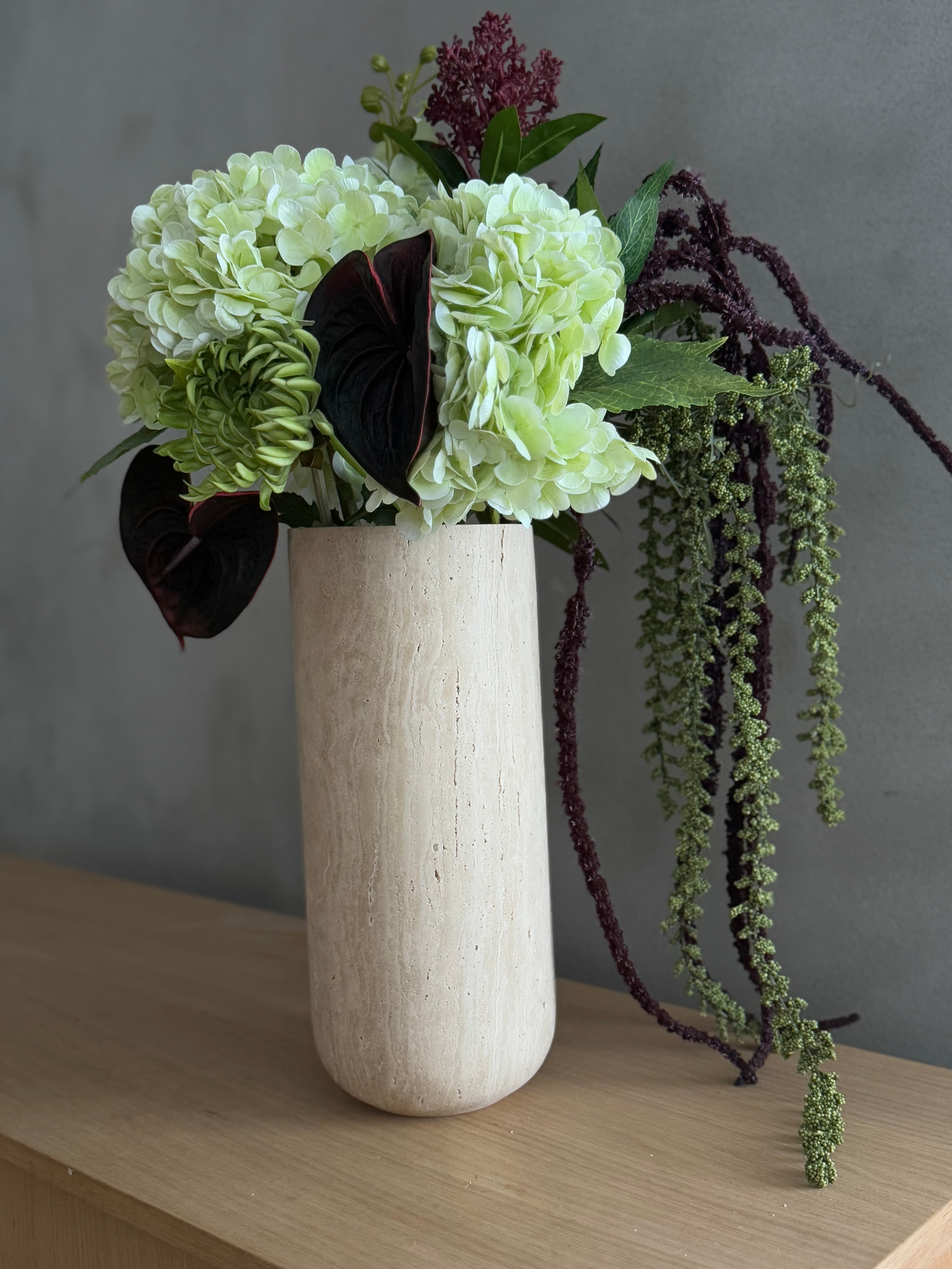 Sasso stor lys travertin vase med tørket blomsterdekor – lys naturstein, H: 35 cm, diameter 15 cm
