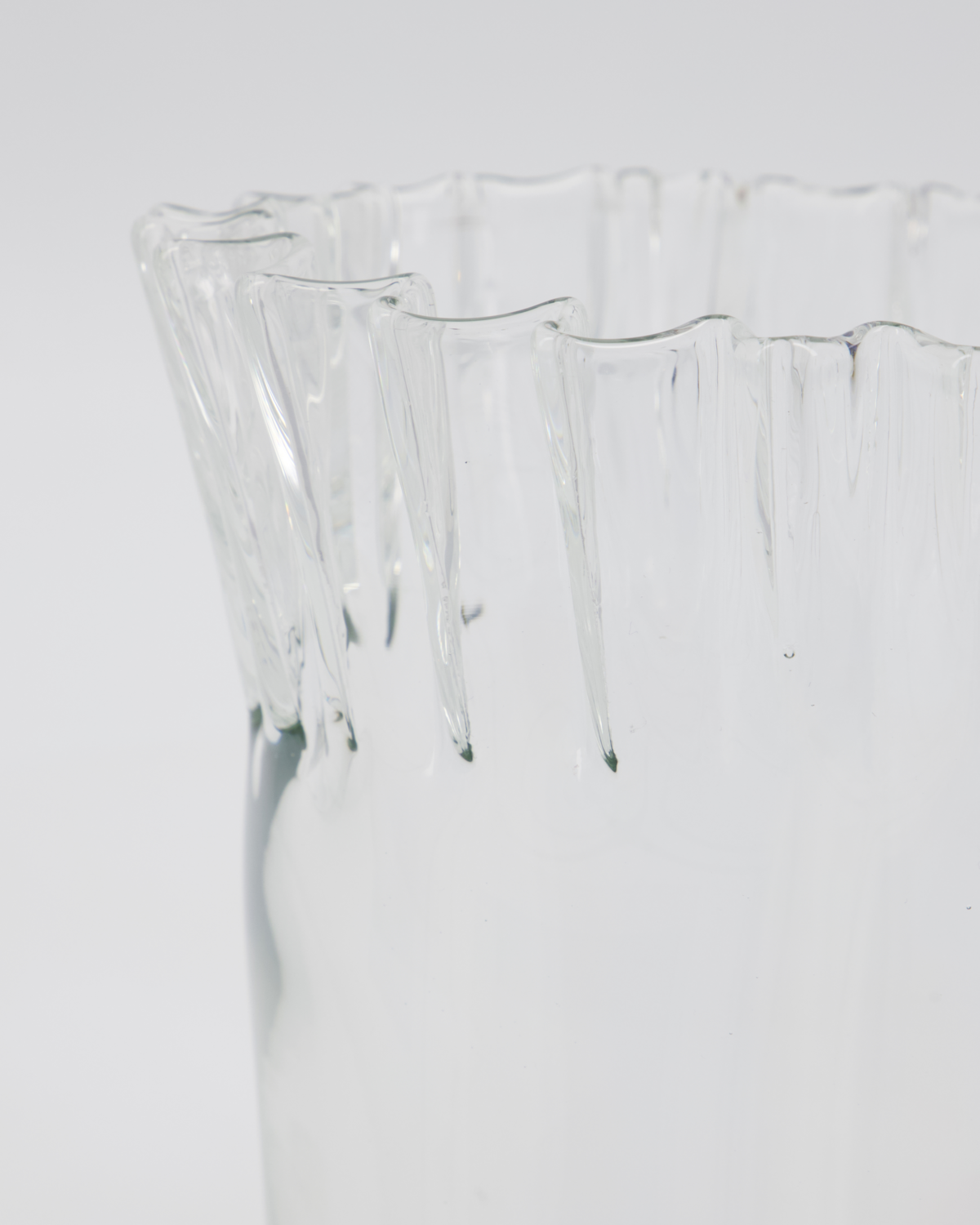 Tulipanvase glass sett fra siden – transparente vegger fremhever blomstenes farger