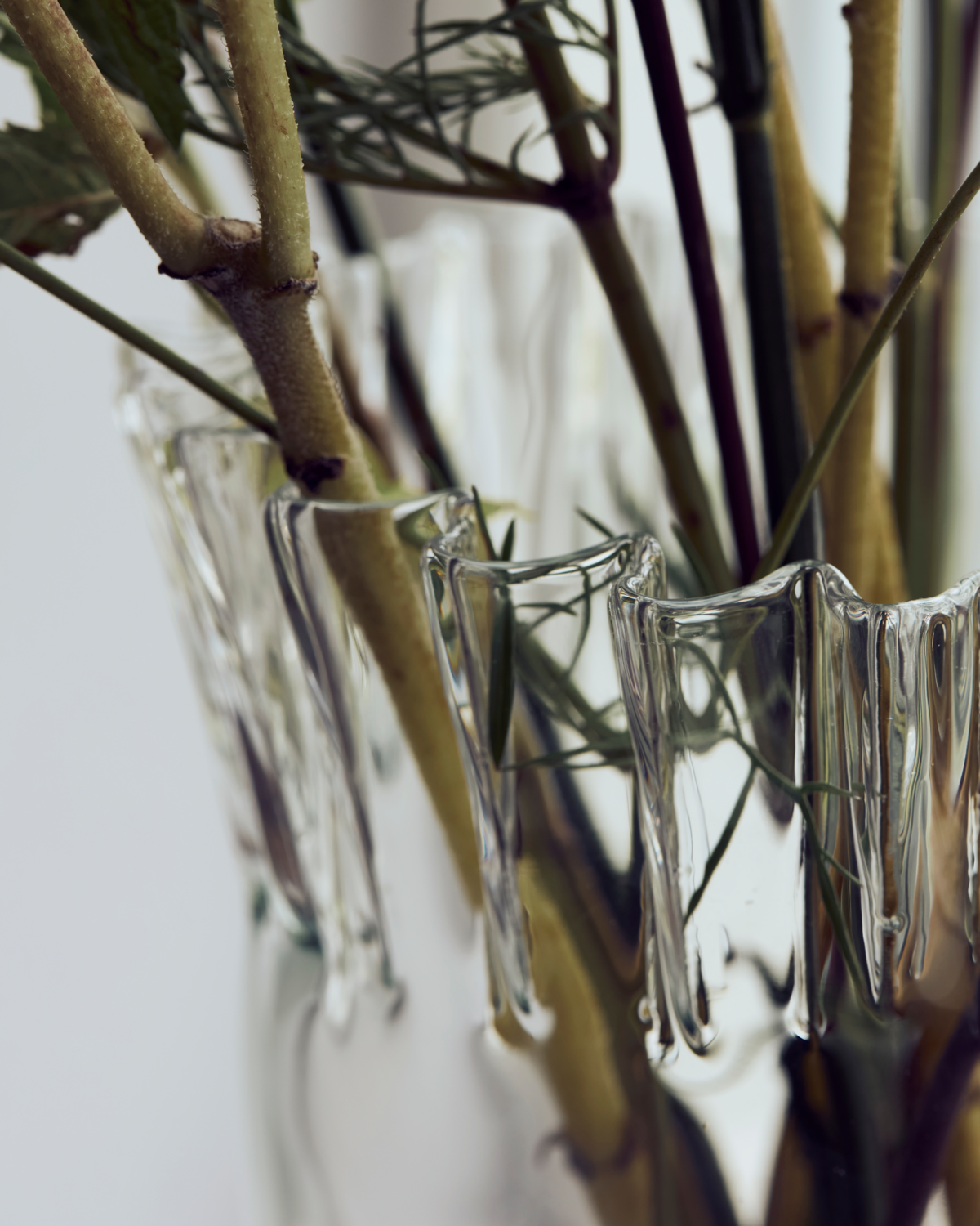 Tulipanvase glass med tulipaner – munnblåst finish og foldet åpning i naturlig lys