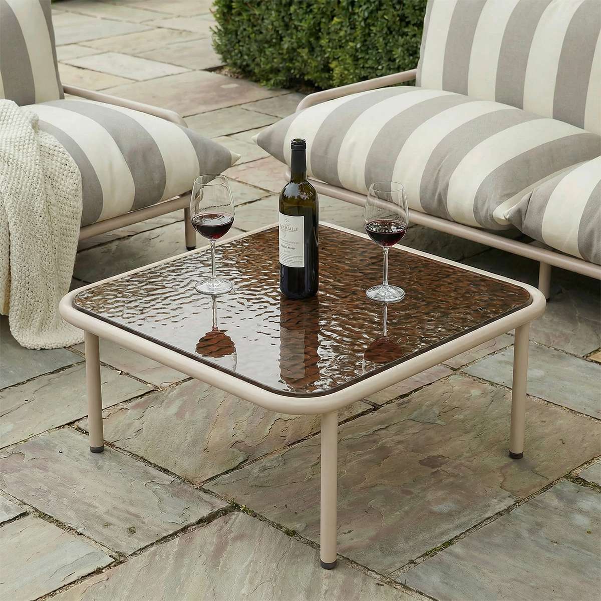Mollis hagebord beige sett fra siden – enkel bordform med beige overflate på terrasse