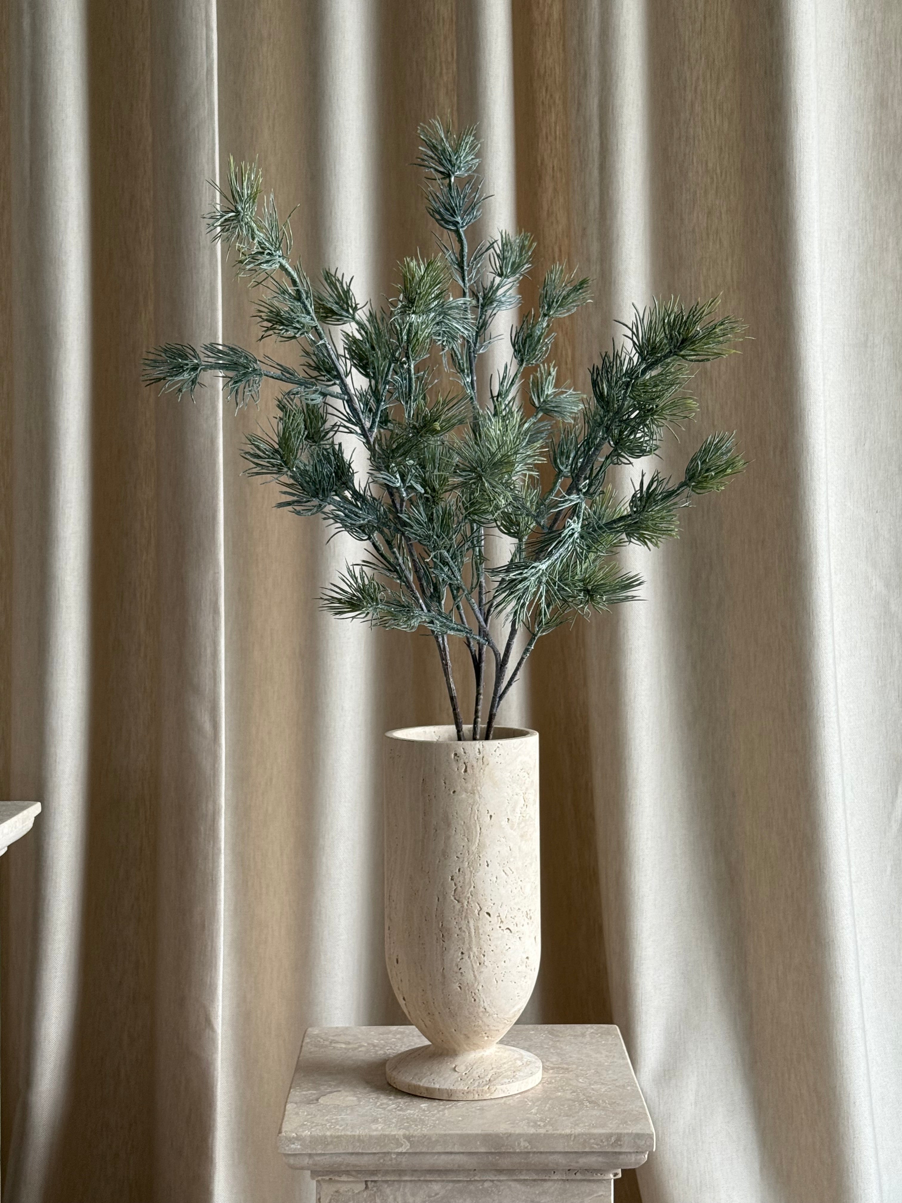 Gran frostet grangren med frostet tekstur, velegnet alene eller med juleblomster