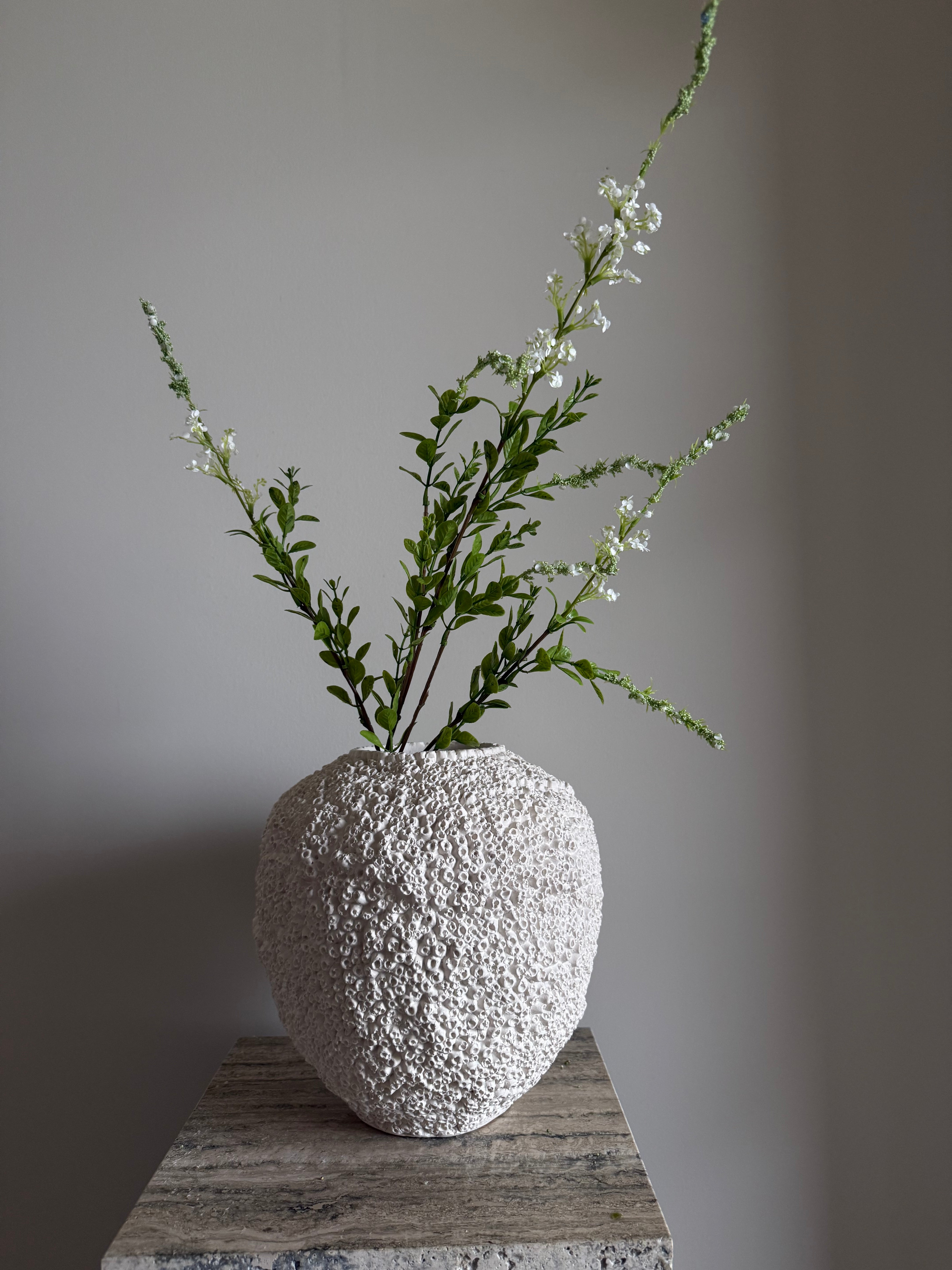 Gren med hvite blomster