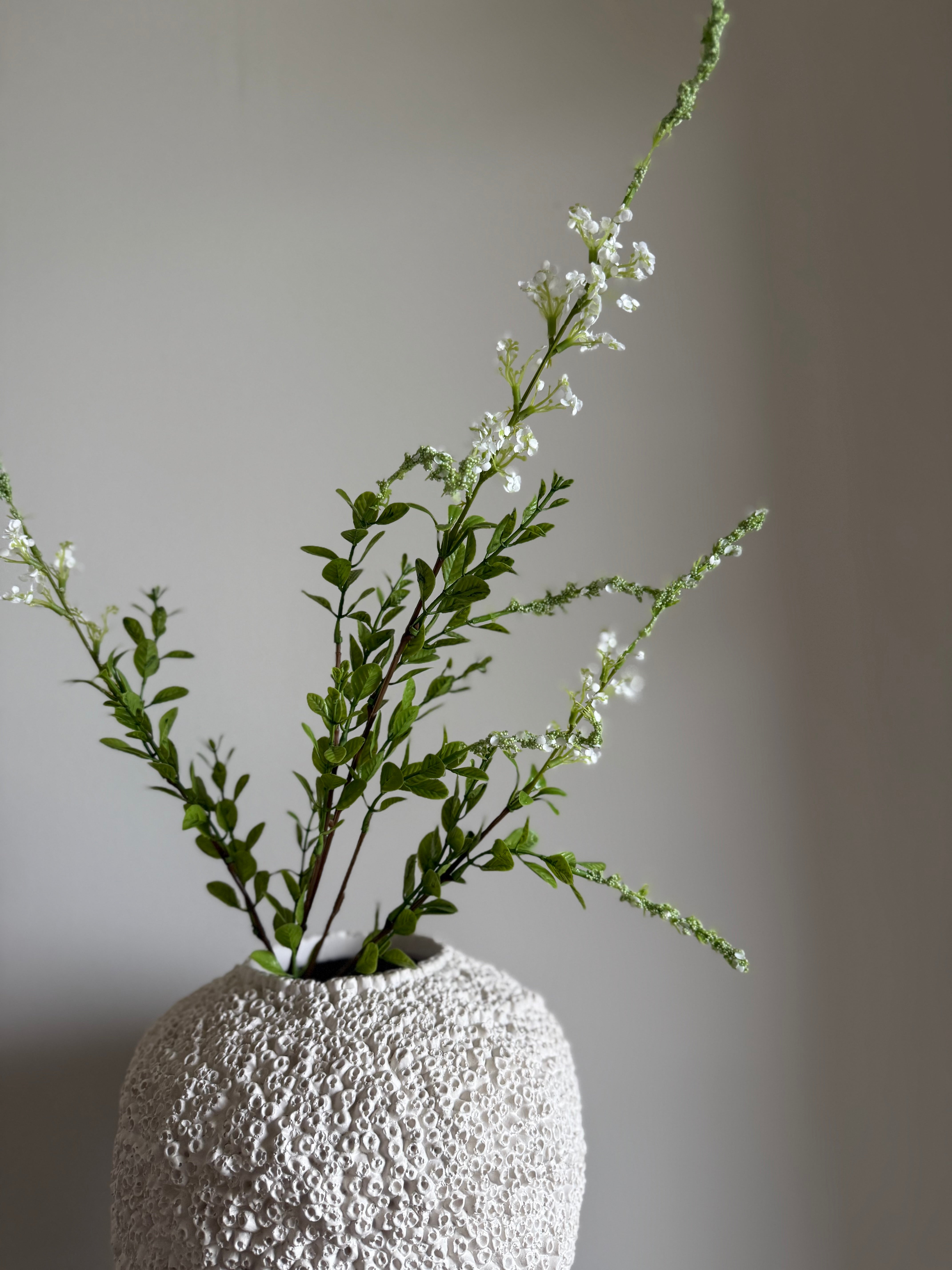 Gren med hvite blomster