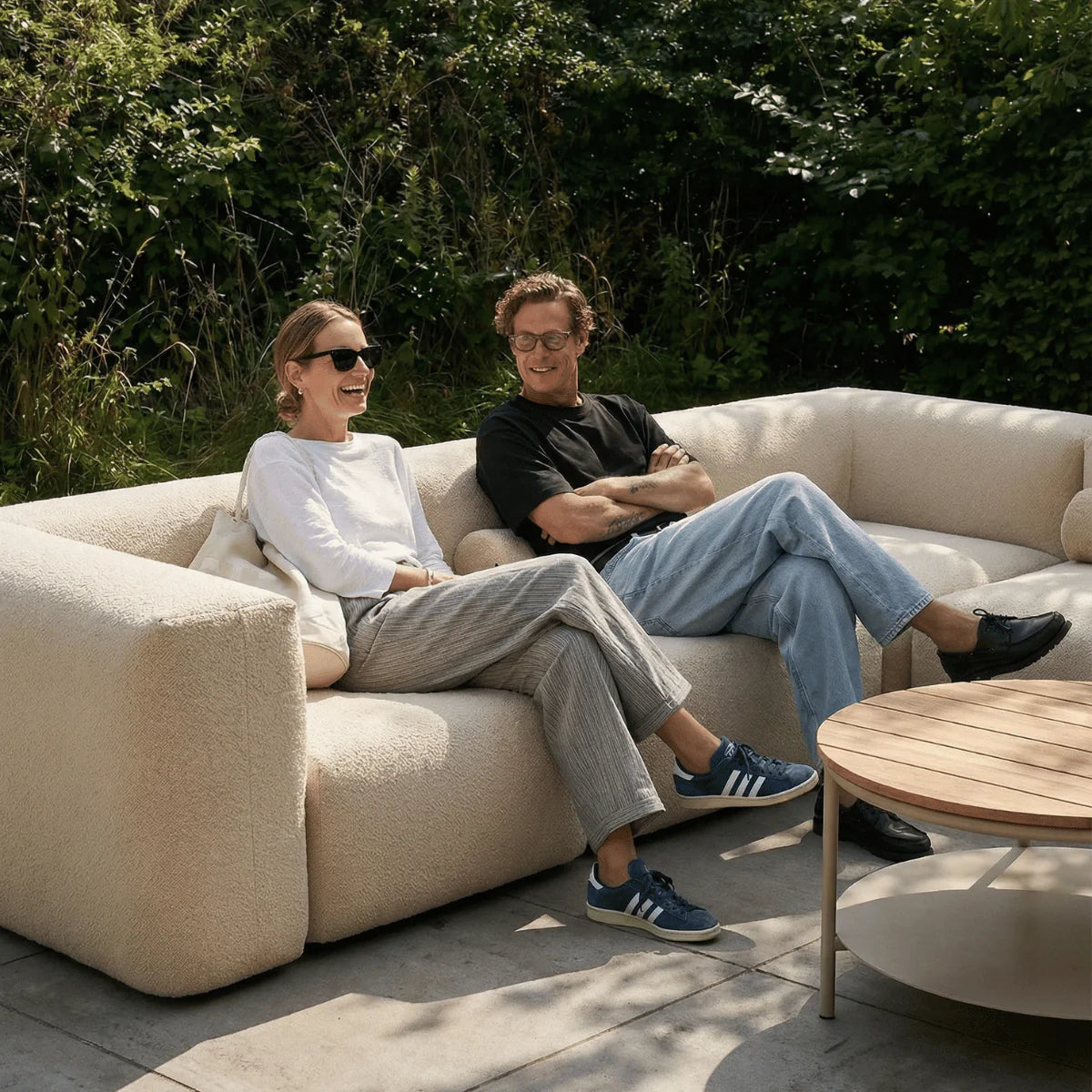 Soft hjørnesofa beige boucle – organisk profil uten ramme med teksturert bouclé-finish for terrasse