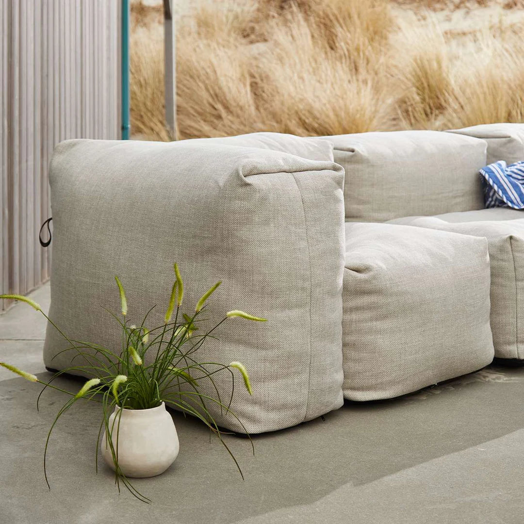 Soft 3 seter sand sett fra siden – myk utesofa uten ramme med rolig sandtone