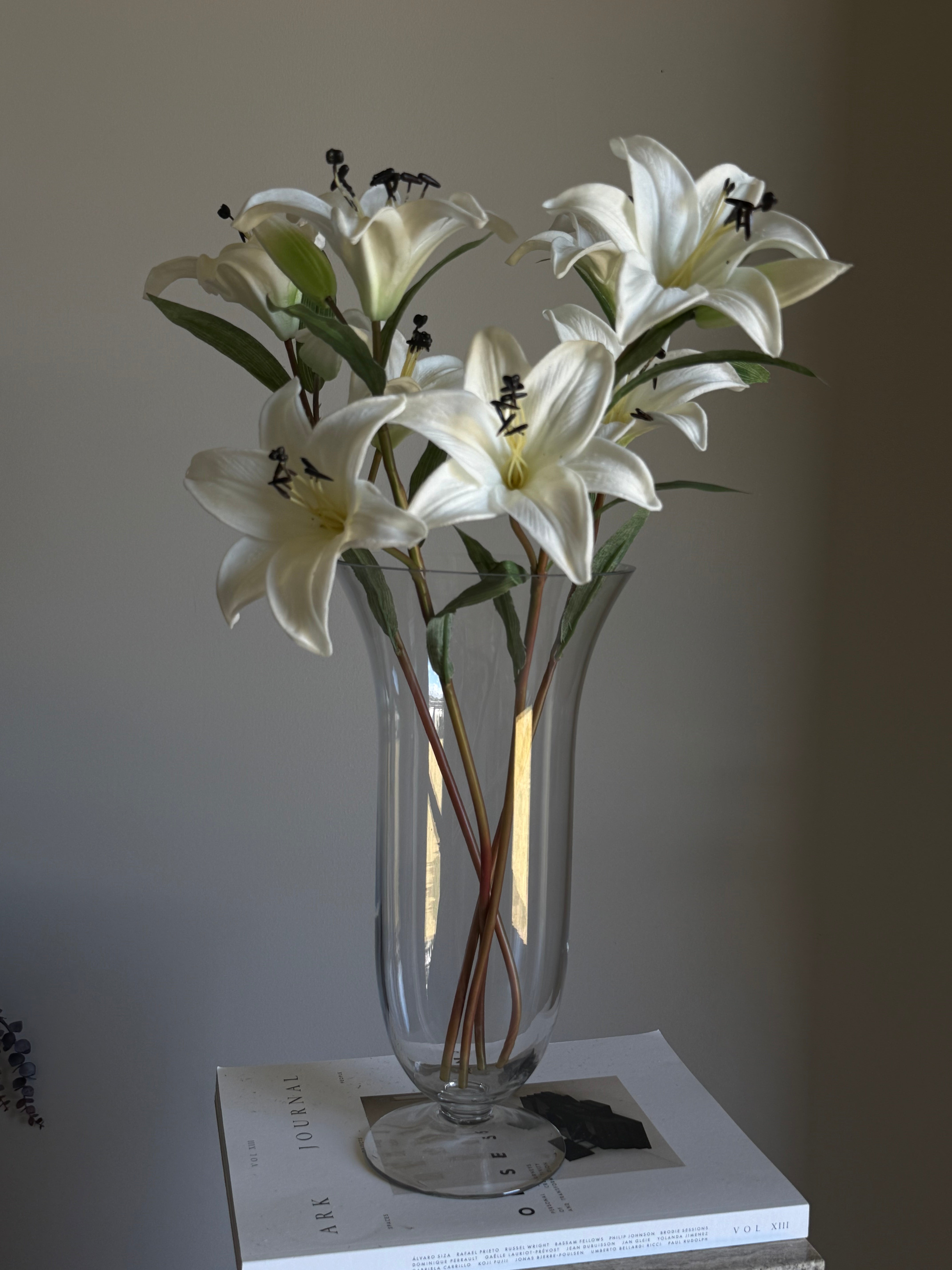 Klassisk glassvase i elegant, slankt glass – høyde 35 cm, egnet for kunstige blomster