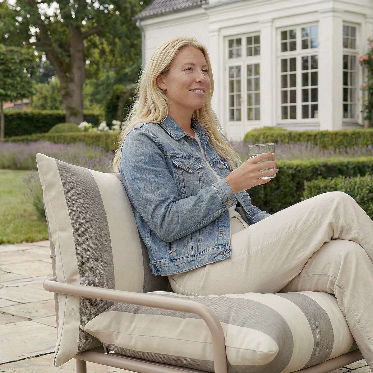 Mollis loungestol beige i loungesetting – lav, romslig profil med beige tekstilfinish