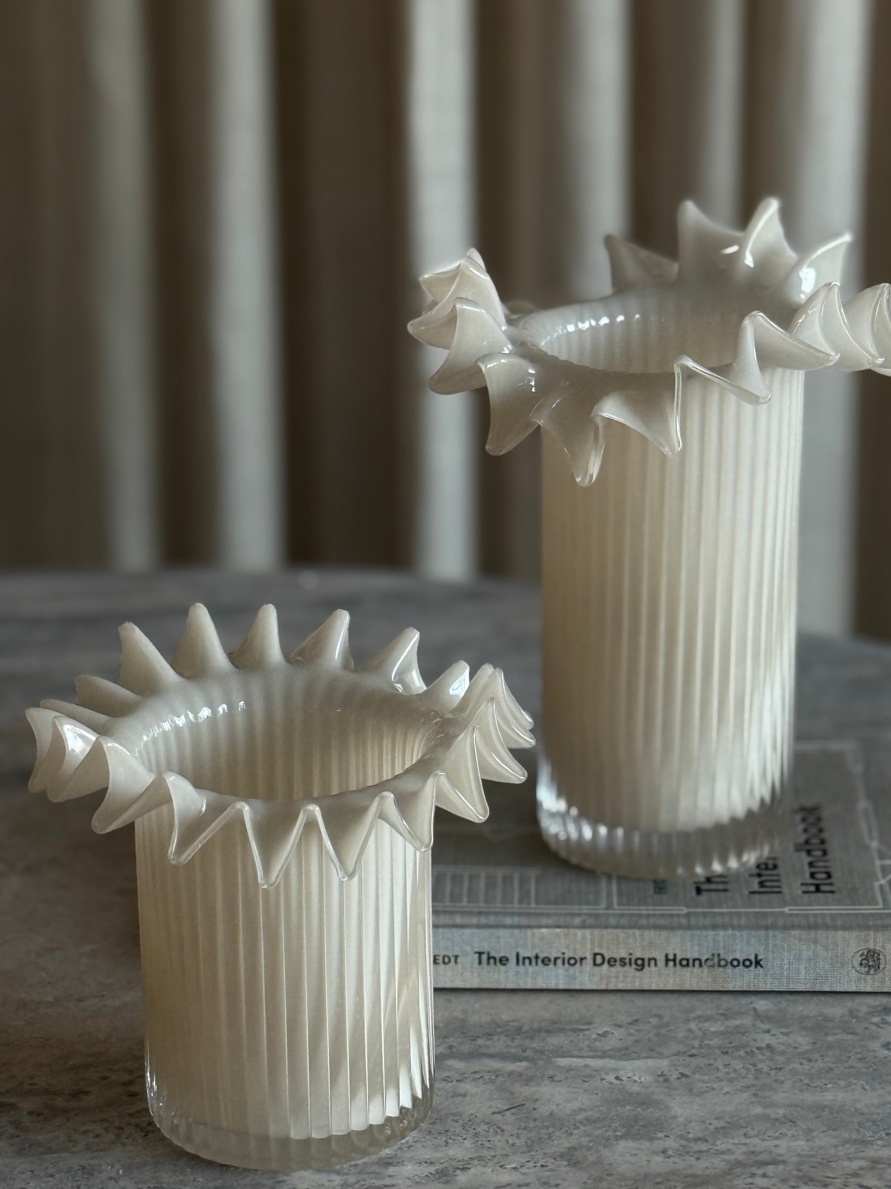 Arc krem mini beige skulpturell vase med buede former, vist alene på hylle, H 16 cm
