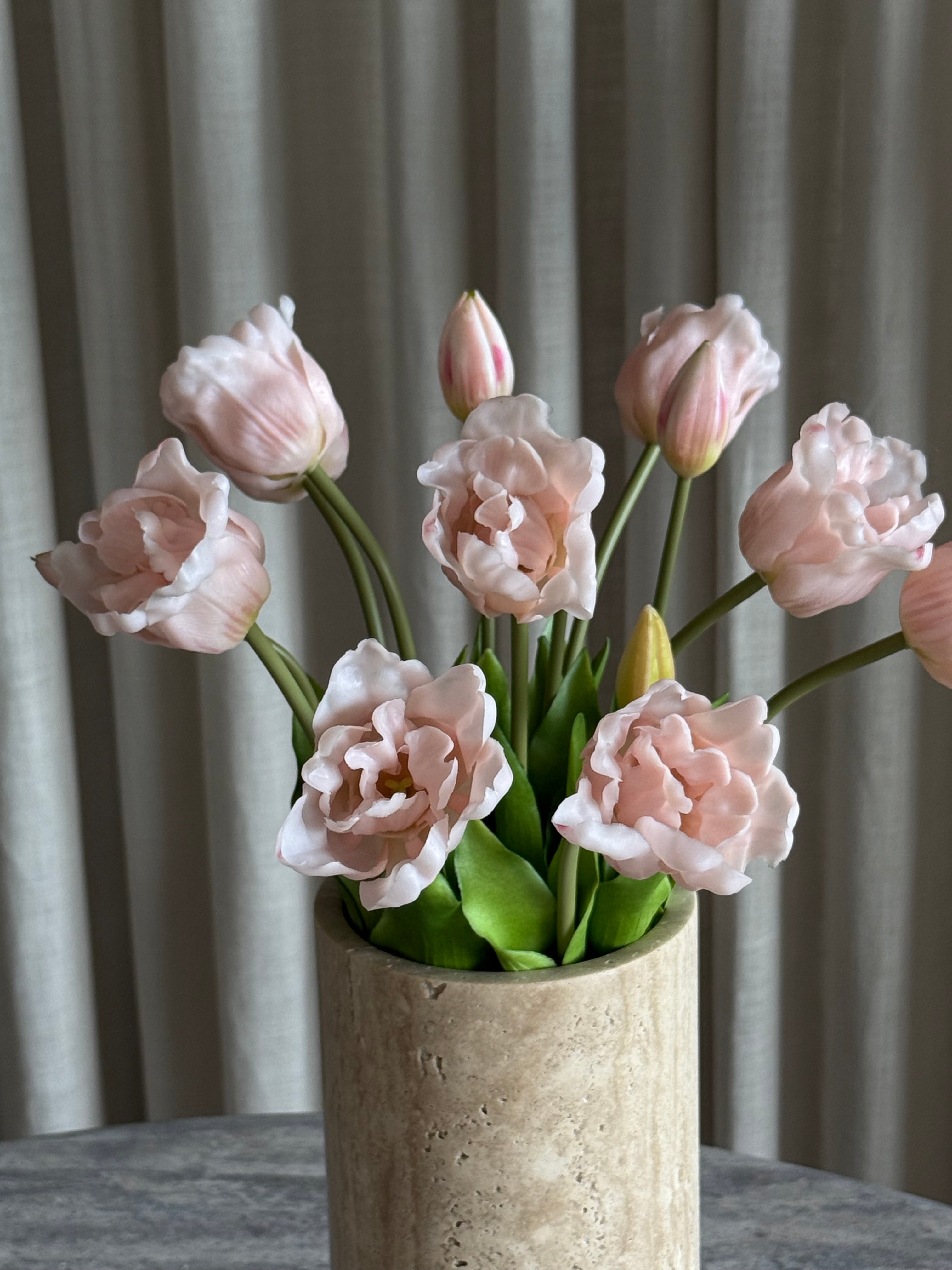 Nærbilde av Tulipan premiumbukett lys rosa – myke lyserøde tulipanblader i tett bukett, 15 blomster