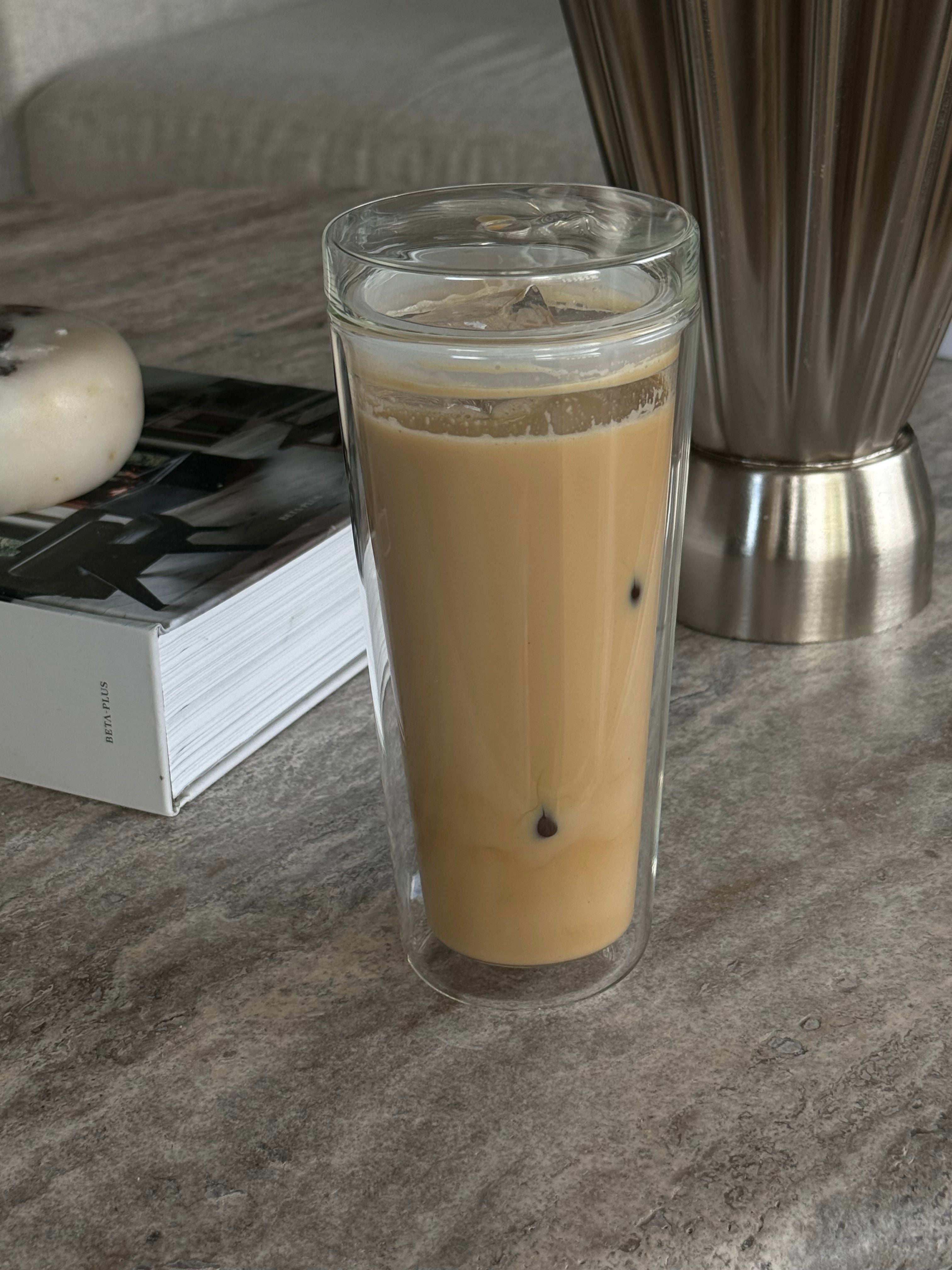 Iskaffeglass i dobbel glass, 550 ml, transparent dobbelvegg i moderne formgivning på lys overflate