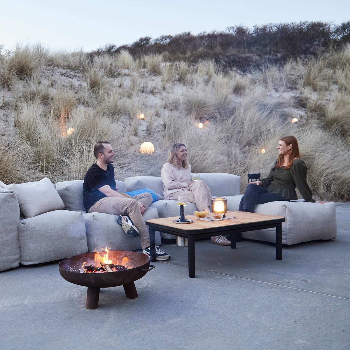 Soft hjørnesofa sand sett fra siden – myk formstabil utesofa i sandfarget finish