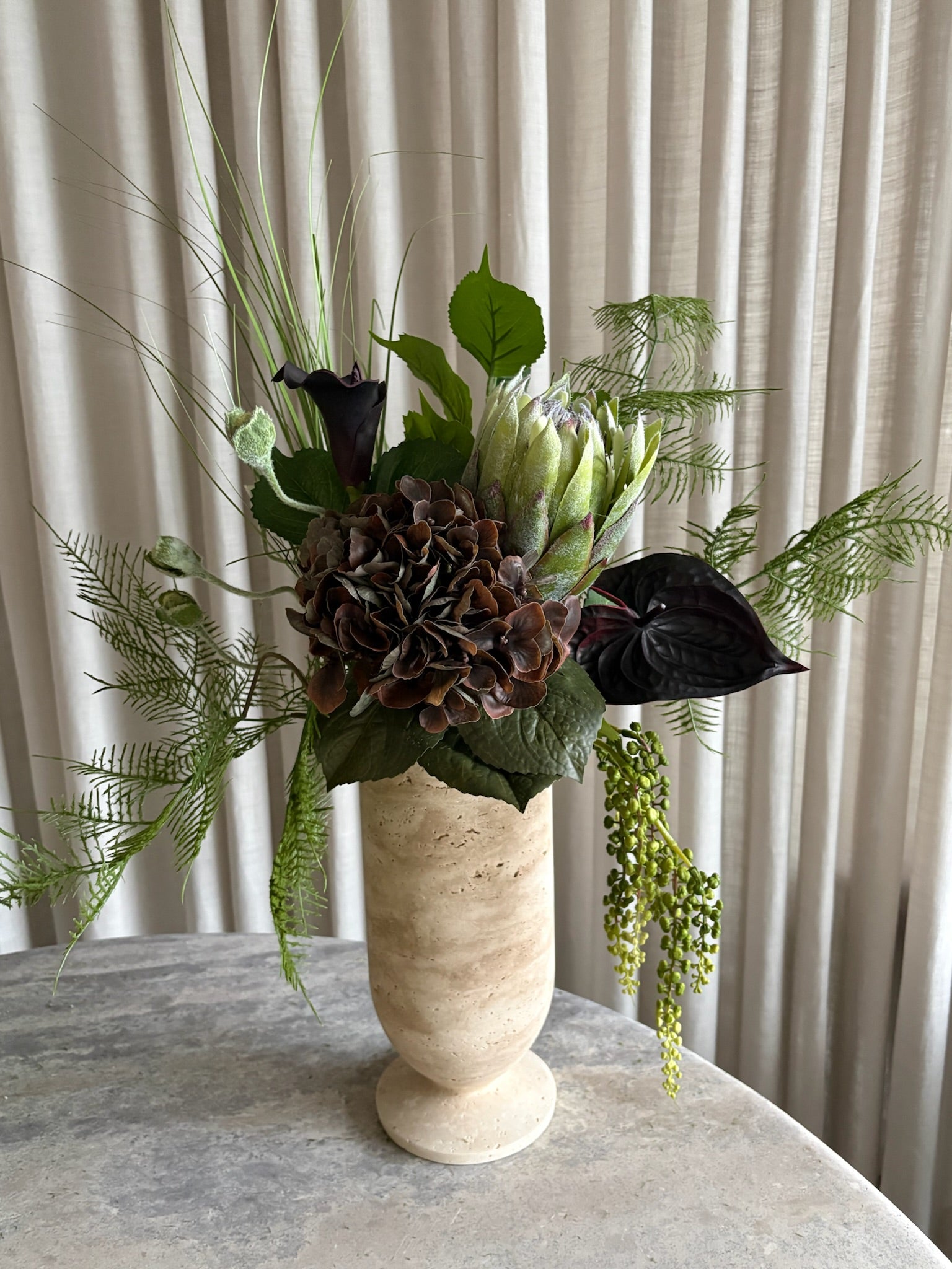 Velvet blomsterbukett – calla, mørk protea og svart anthurium i dramatisk komposisjon med grønne detaljer