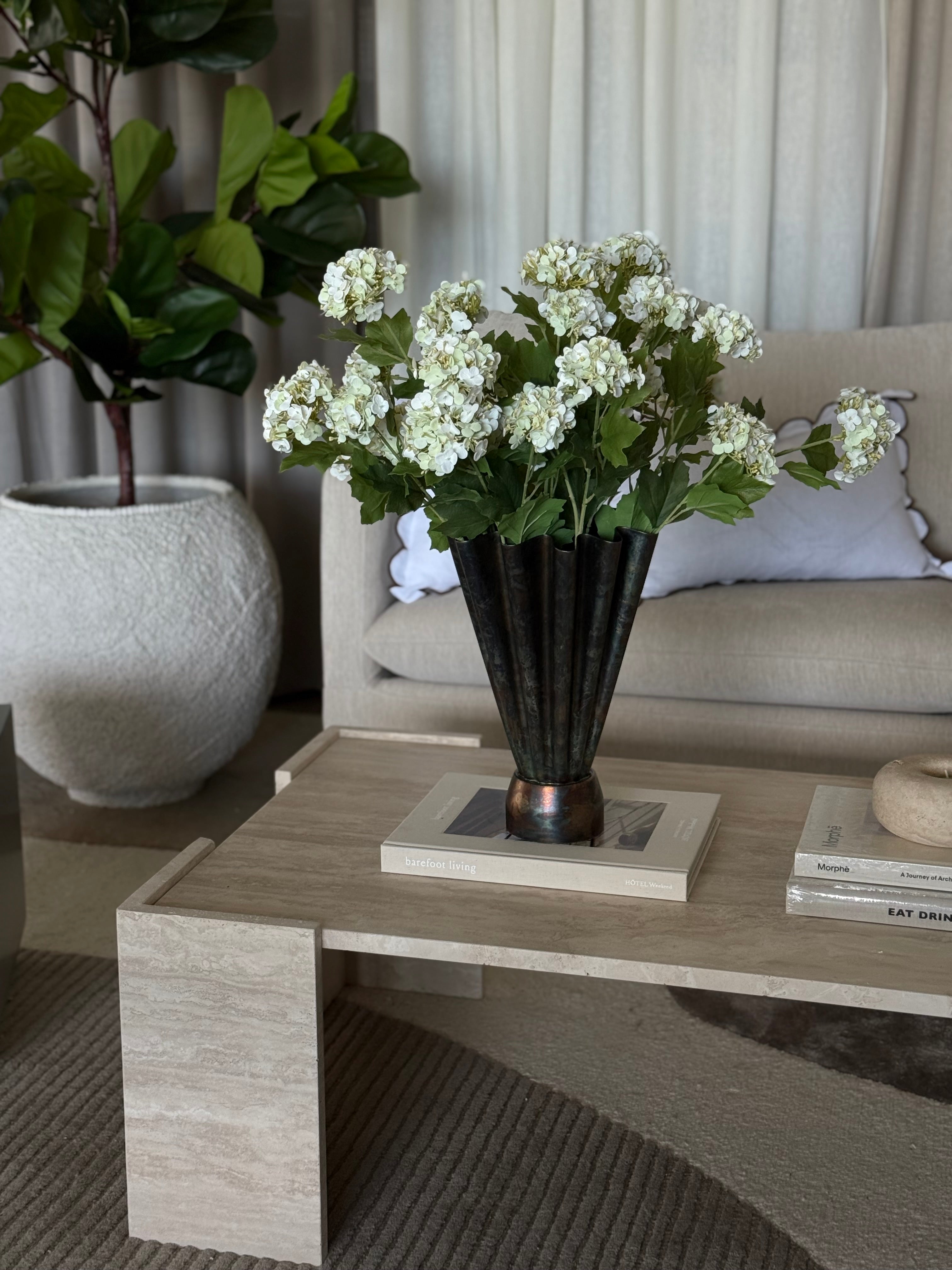 Hortensia hvit 3, tre små hvite hortensiablomster på gren, delikat blomsterdetalj i naturlig tone