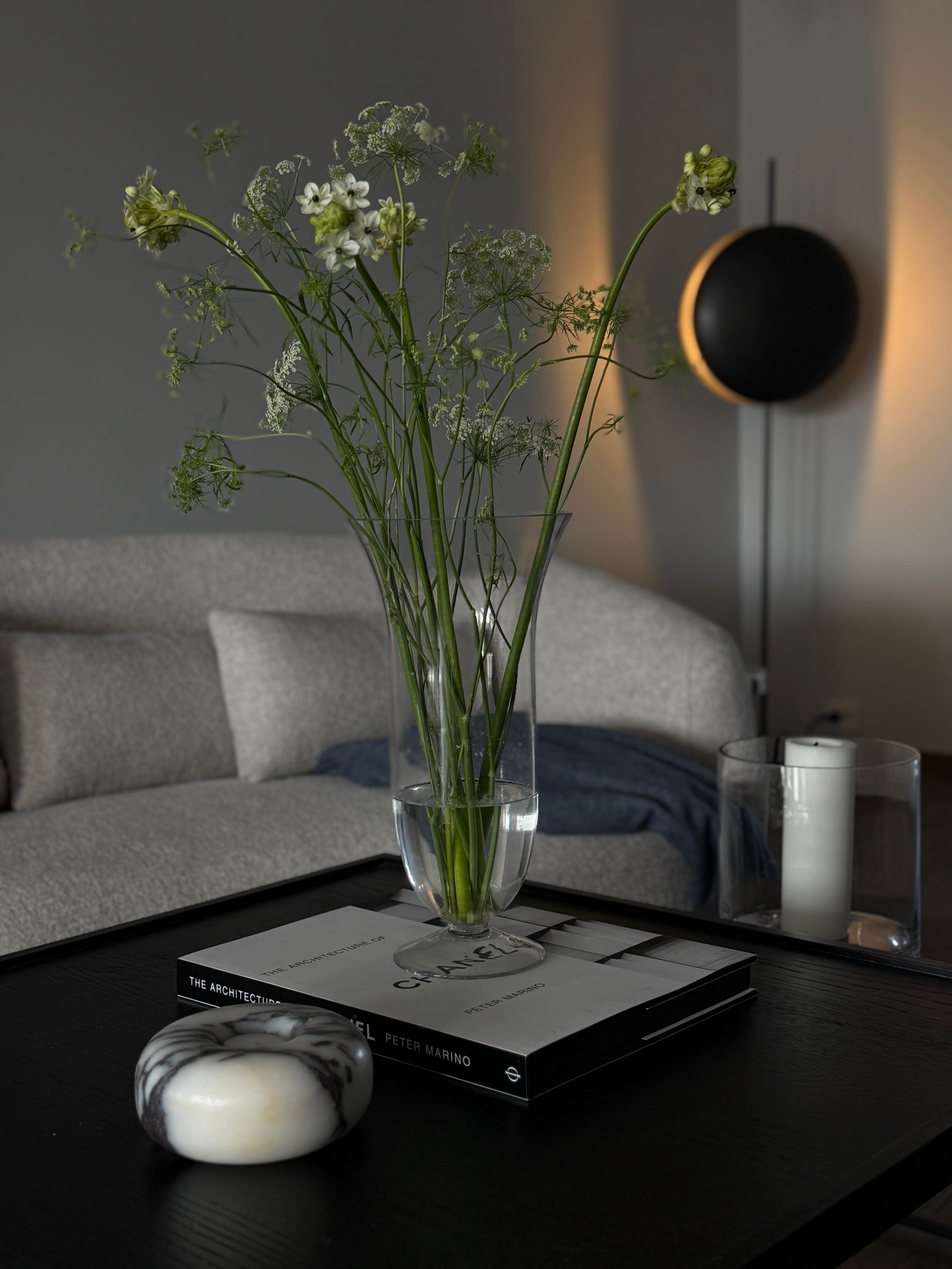 Klassisk glassvase i klart glass med slanke proporsjoner, stilisert detalj, høyde 35 cm