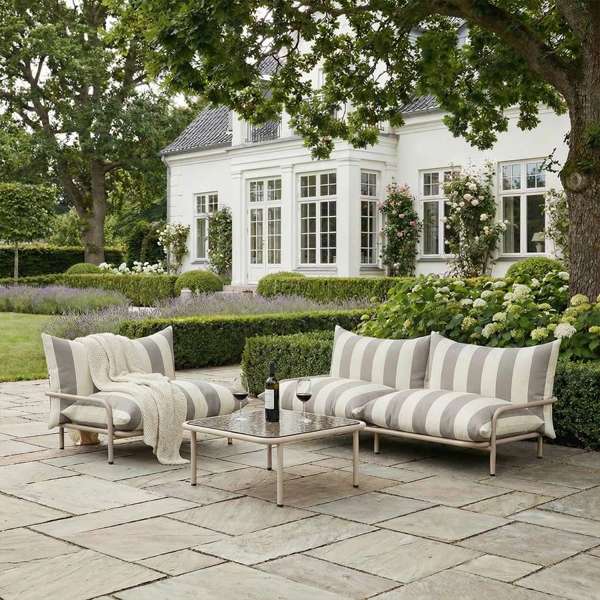 Mollis hagesofa beige i utemiljø – klassiske proporsjoner og beige finish i naturlige omgivelser
