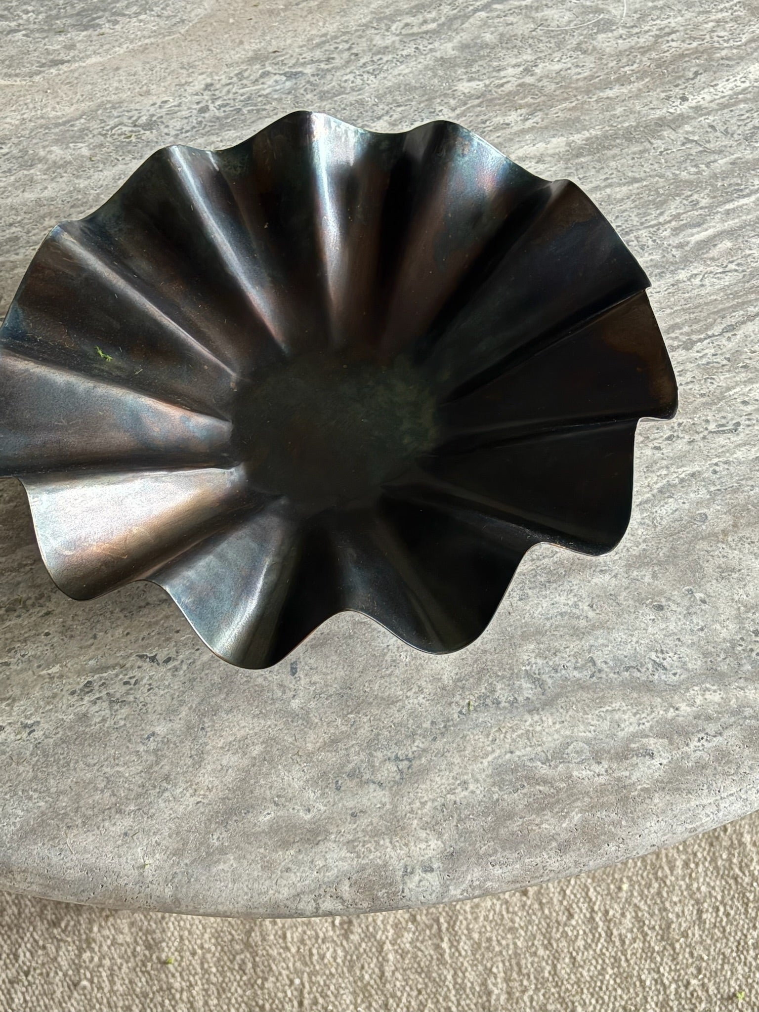Skål frill antikk i jern med strukturert overflate og organisk frillemønster, H: 8 cm, D: 35 cm