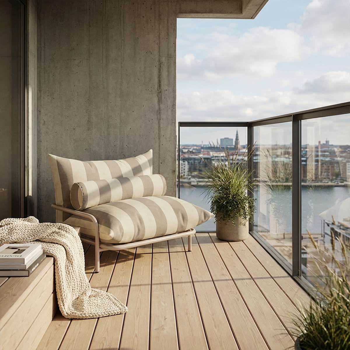 Mollis loungestol beige – helhetsbilde med tydelig formspråk og beige overflate mot lyst underlag