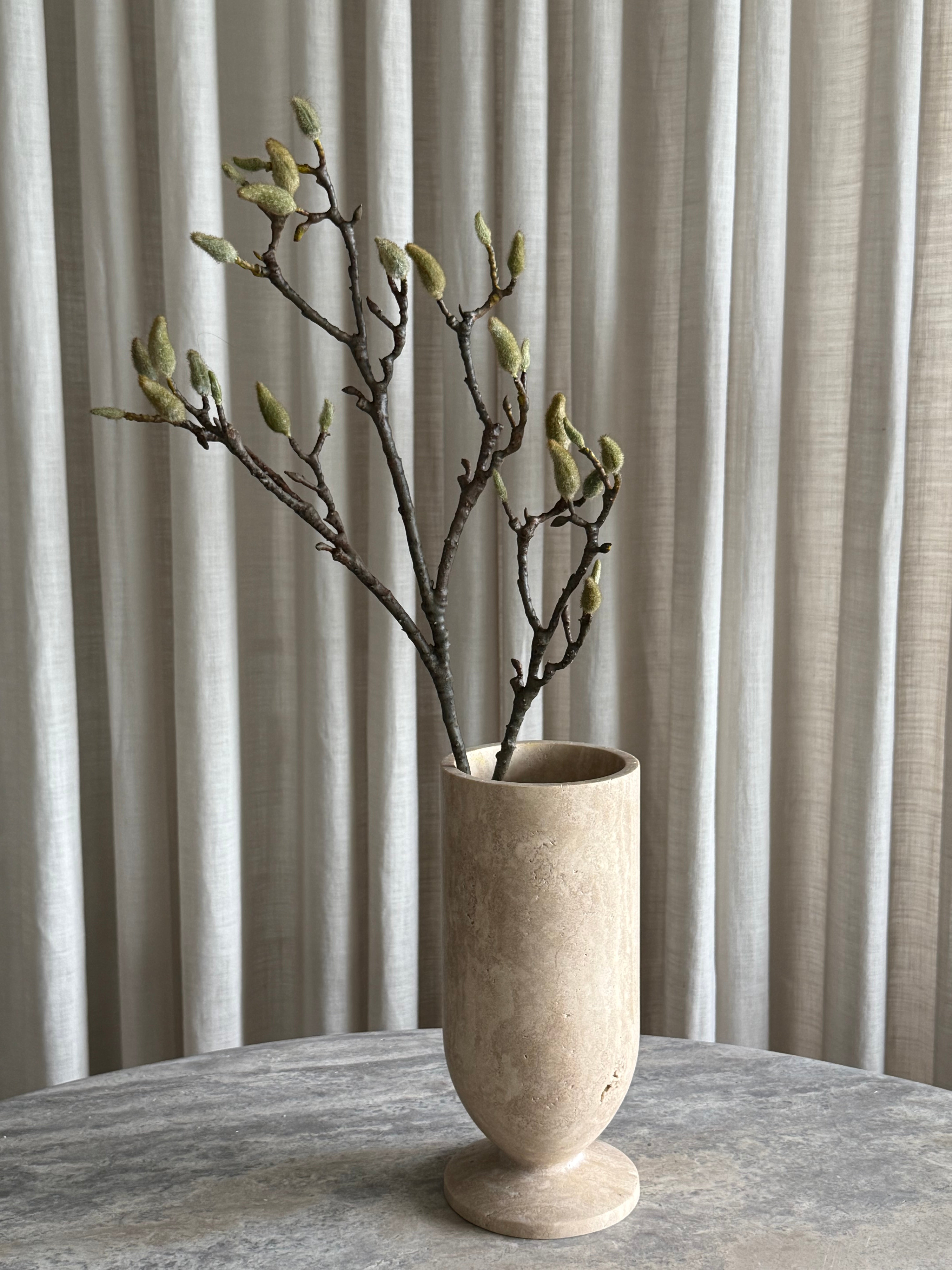 Magnoliakvist med fyldige knopper, 87 cm stilk, i enkel vase – naturtro kunstig dekorasjon