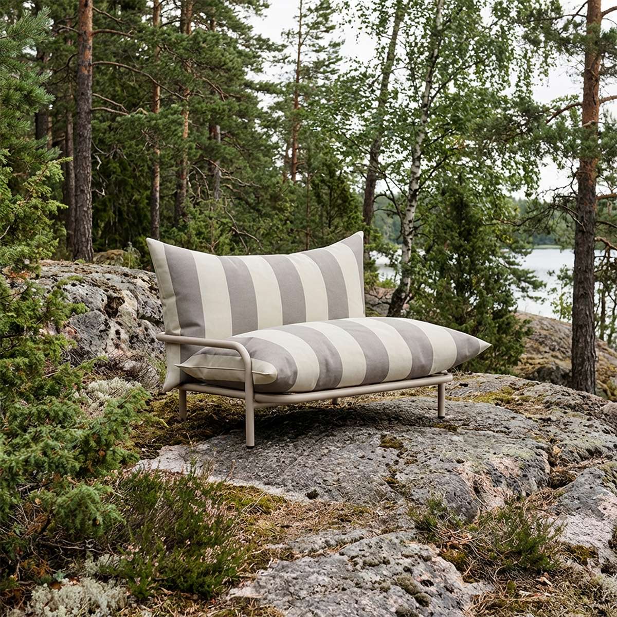 Mollis loungestol beige sett fra siden – tydelig silhuett og beige overflate i utendørs setting