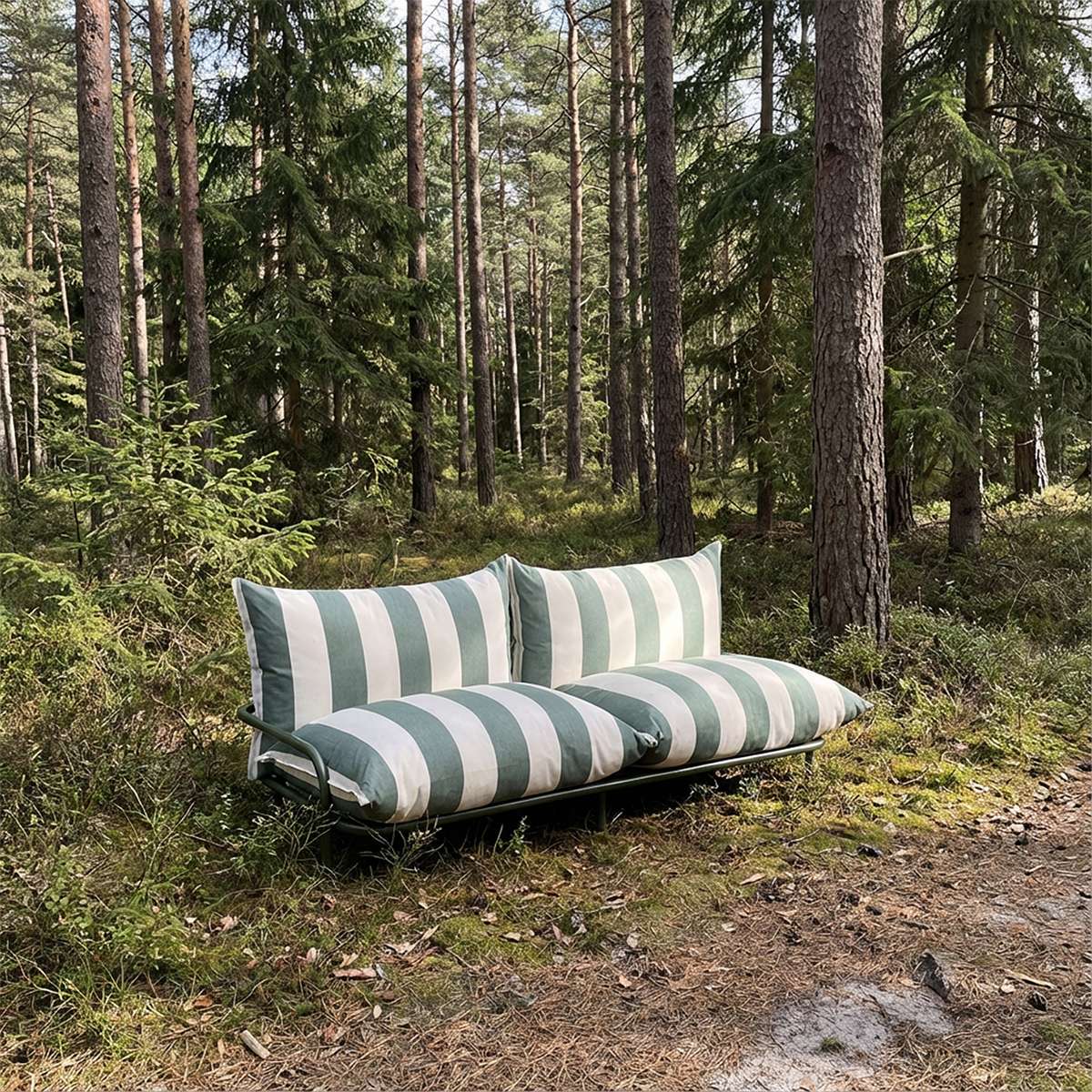 Mollis hagesofa olive – detaljbilde av tekstur og overflate i dempet olivengrønn finish