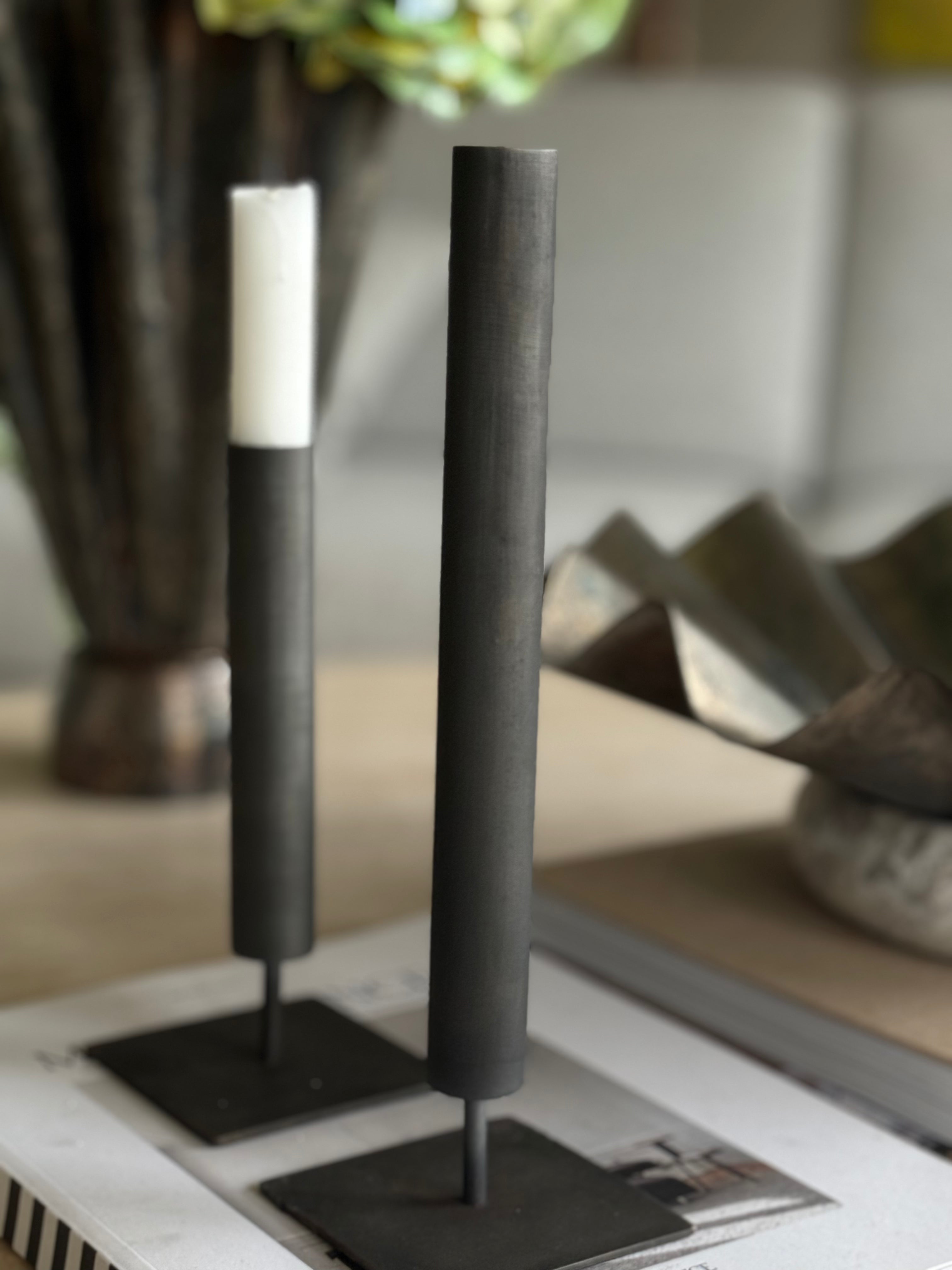 Lysestake metall høy sort jern – nærbilde av overflate og smal form, H: 26 cm