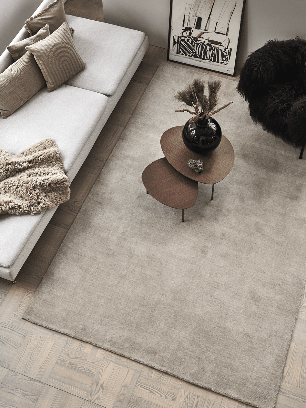 Solid beige teppe nærbilde – håndvevd tekstur i dempet beige tone med rik overflate