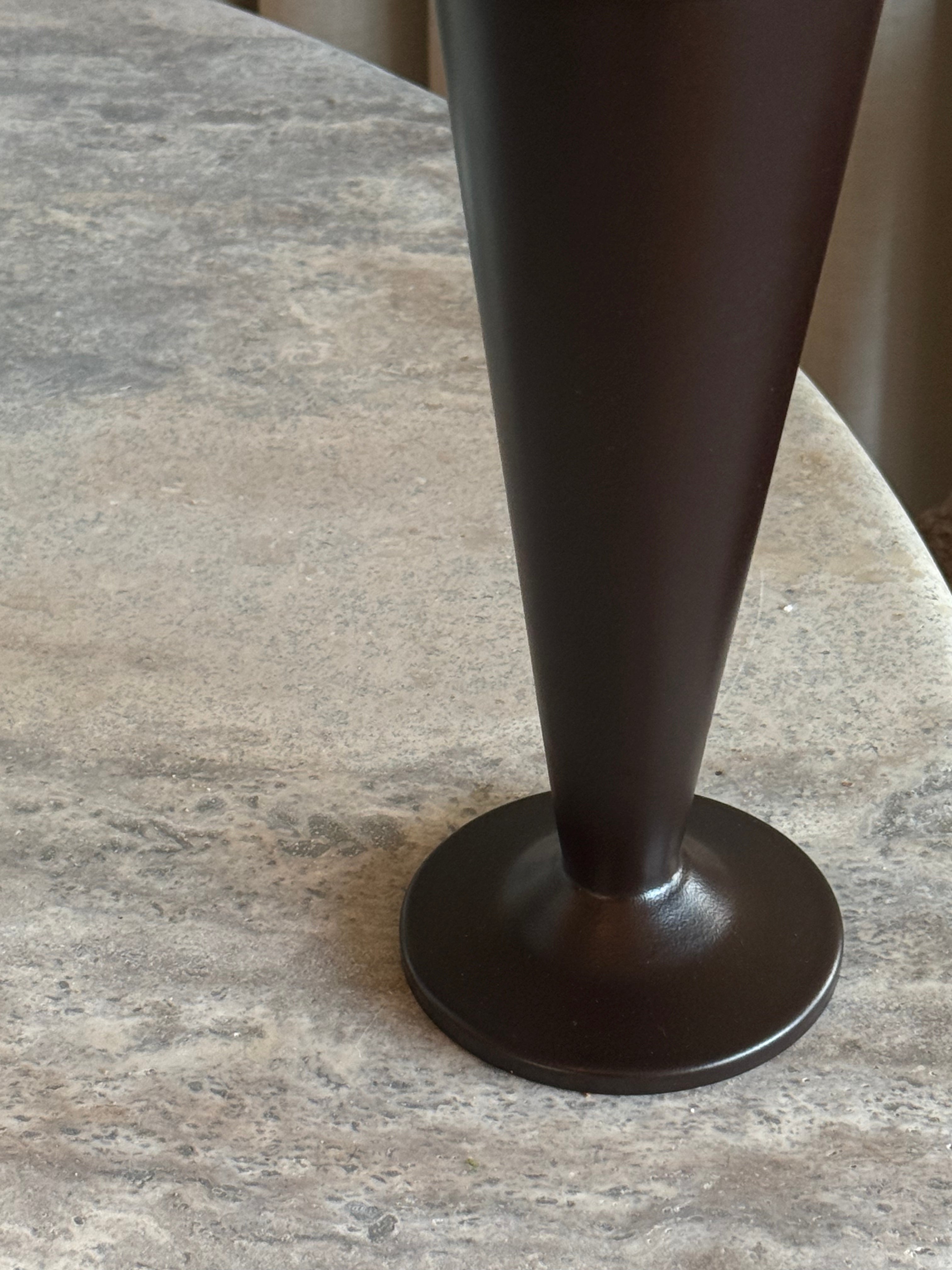 Trumpet vase antikk brun
