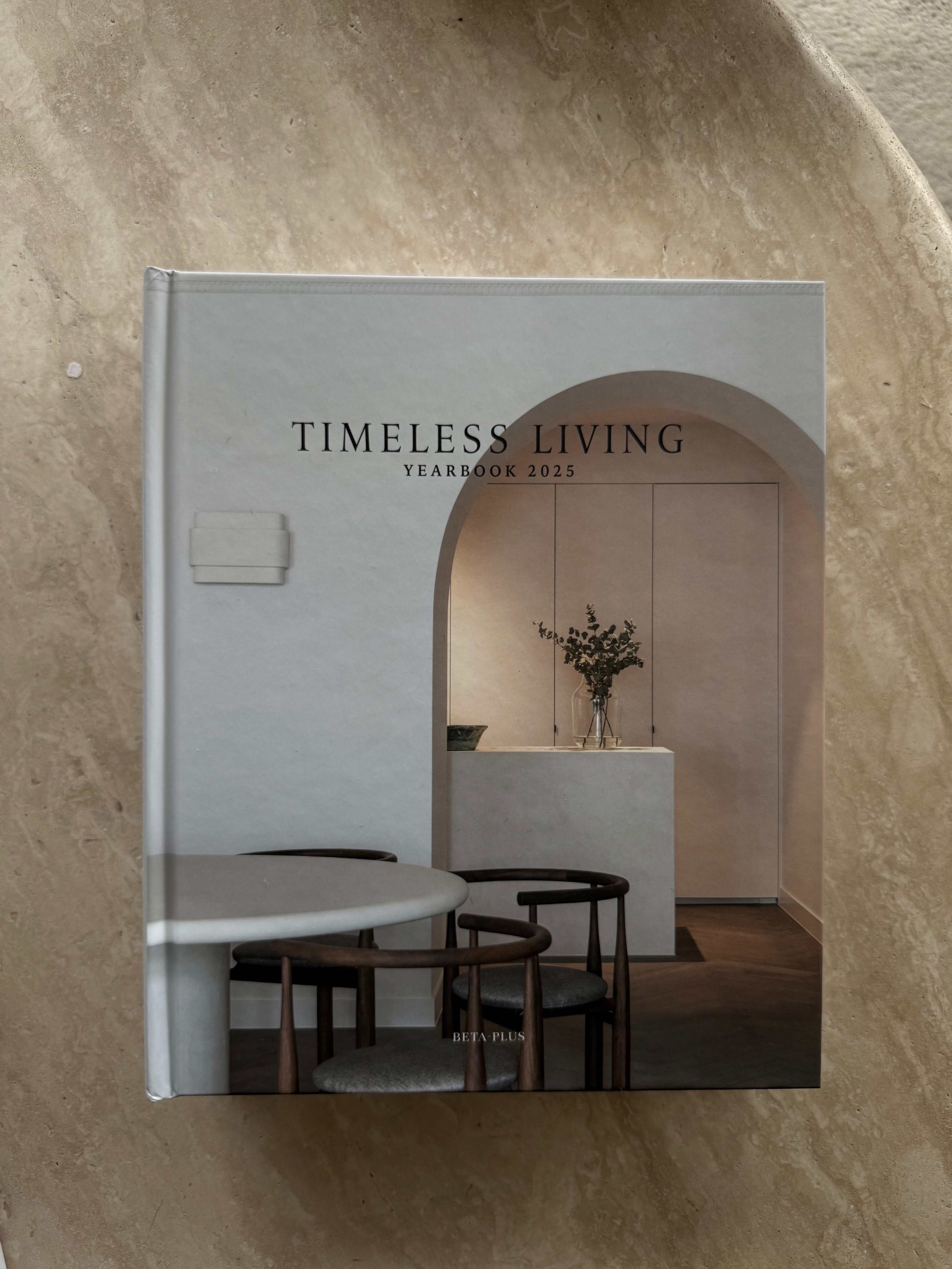 Timeless Living Yearbook 2025 hardcover – oppslåtte sider med interiørfotografi og kuratorisk layout
