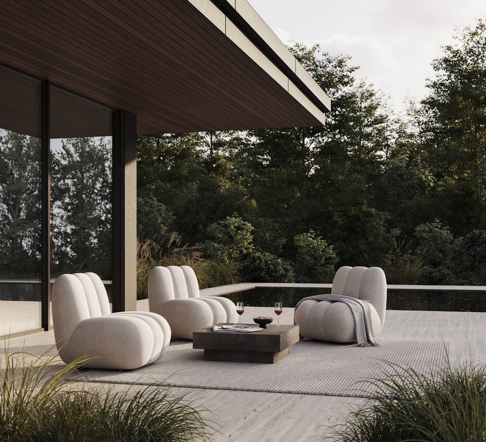 Toe loungestol outdoor i Warm Ash plassert på terrasse, naturlig lys fremhever trestrukturens tone