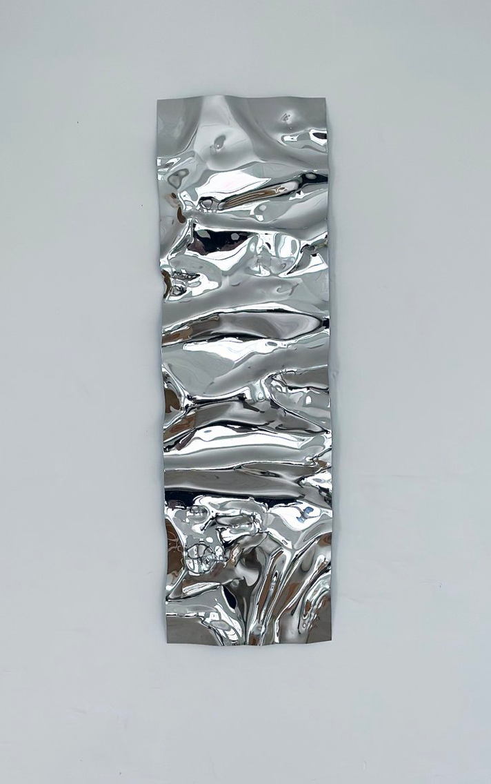 Psychedelic Mirror 30x100 cm – sculptural resin mirror seen from angle, showing form and depth