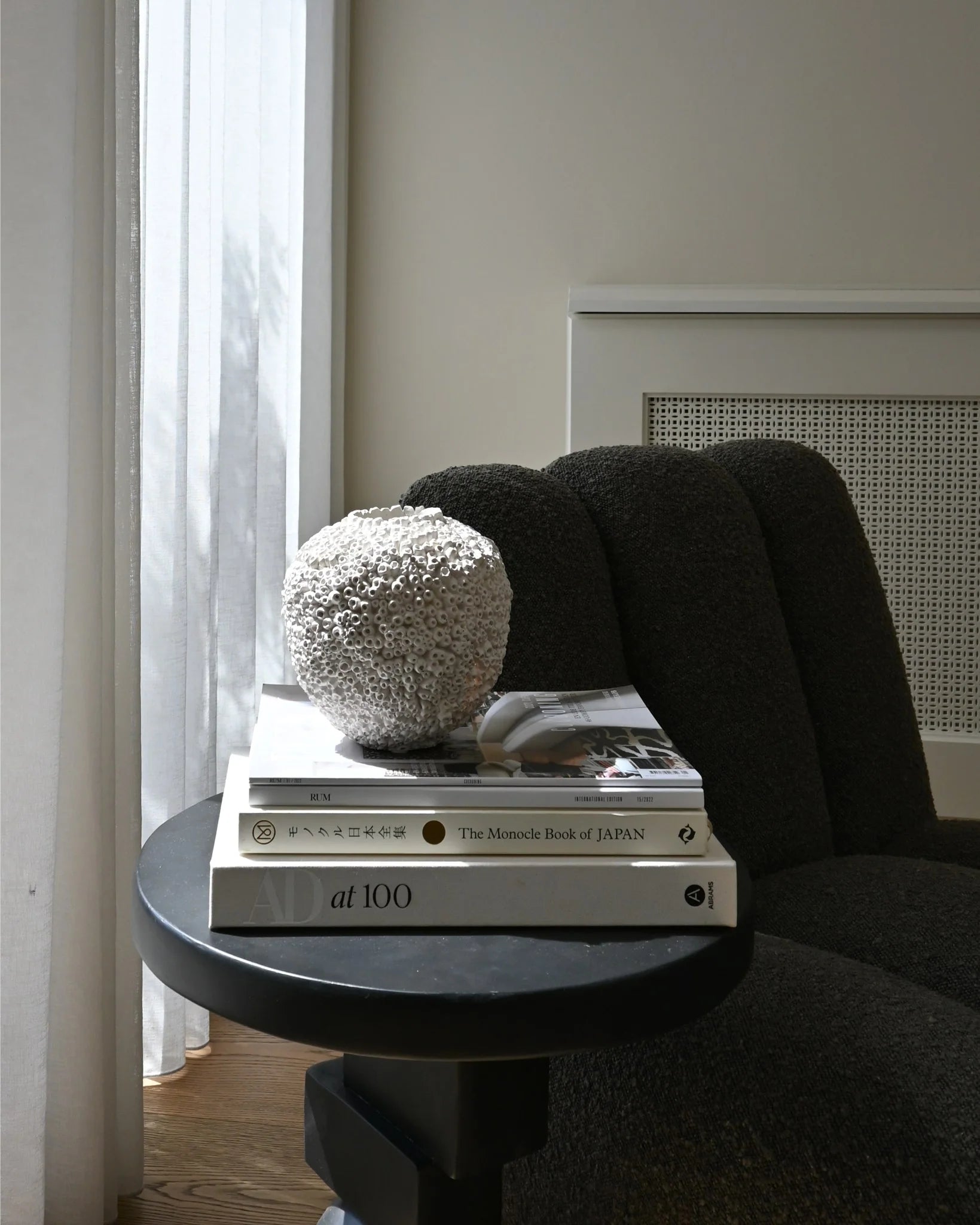 Sunao Beehive petit vase sett fra siden – relieffmønstret overflate i naturlig materialtone