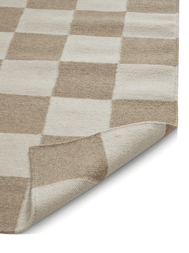 Teppe Square smal, beige og hvitt rutemønster i ull, vendbart teppe i romlig setting