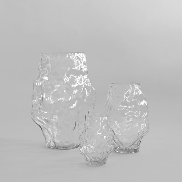Katachi vase medium, munnblåst klart glass med skulpturell asymmetri — naturlige variasjoner gir unik karakter