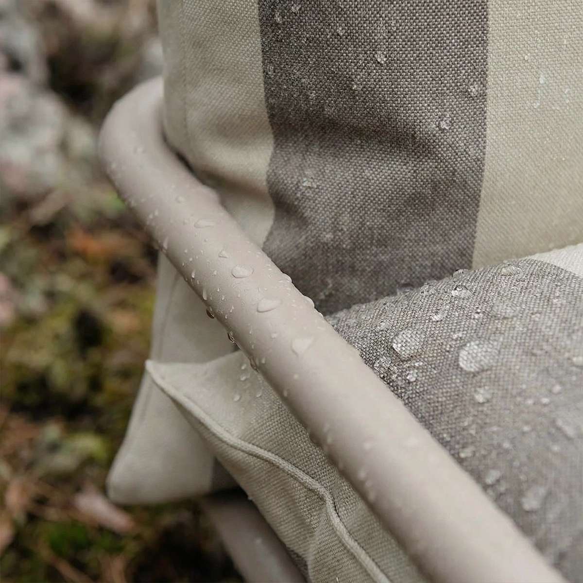 Mollis loungestol beige i hageomgivelser – proporsjonert form med rolig beige tone og klare aluminiumsdetaljer