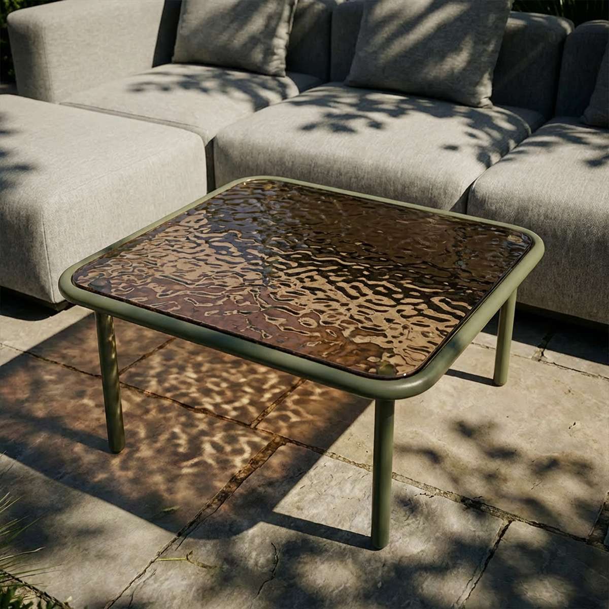 Mollis hagebord olive på terrasse – olivenfarget aluminiumsbord i Mollis-seriens rene, geometriske formspråk
