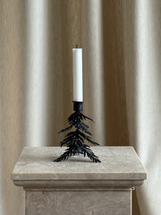 Tre lysestake svart lav