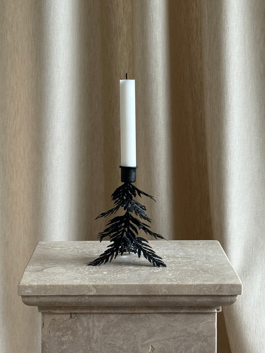 Tre lysestake svart lav