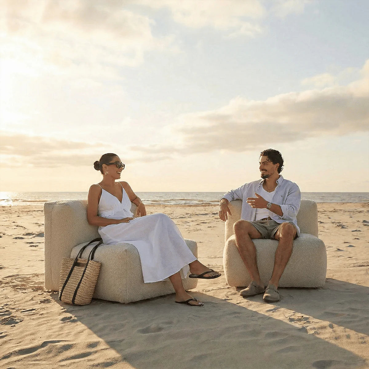Soft hjørnesofa beige boucle sett i hageomgivelser – formstabil loungesofa med integrert bærestrapp
