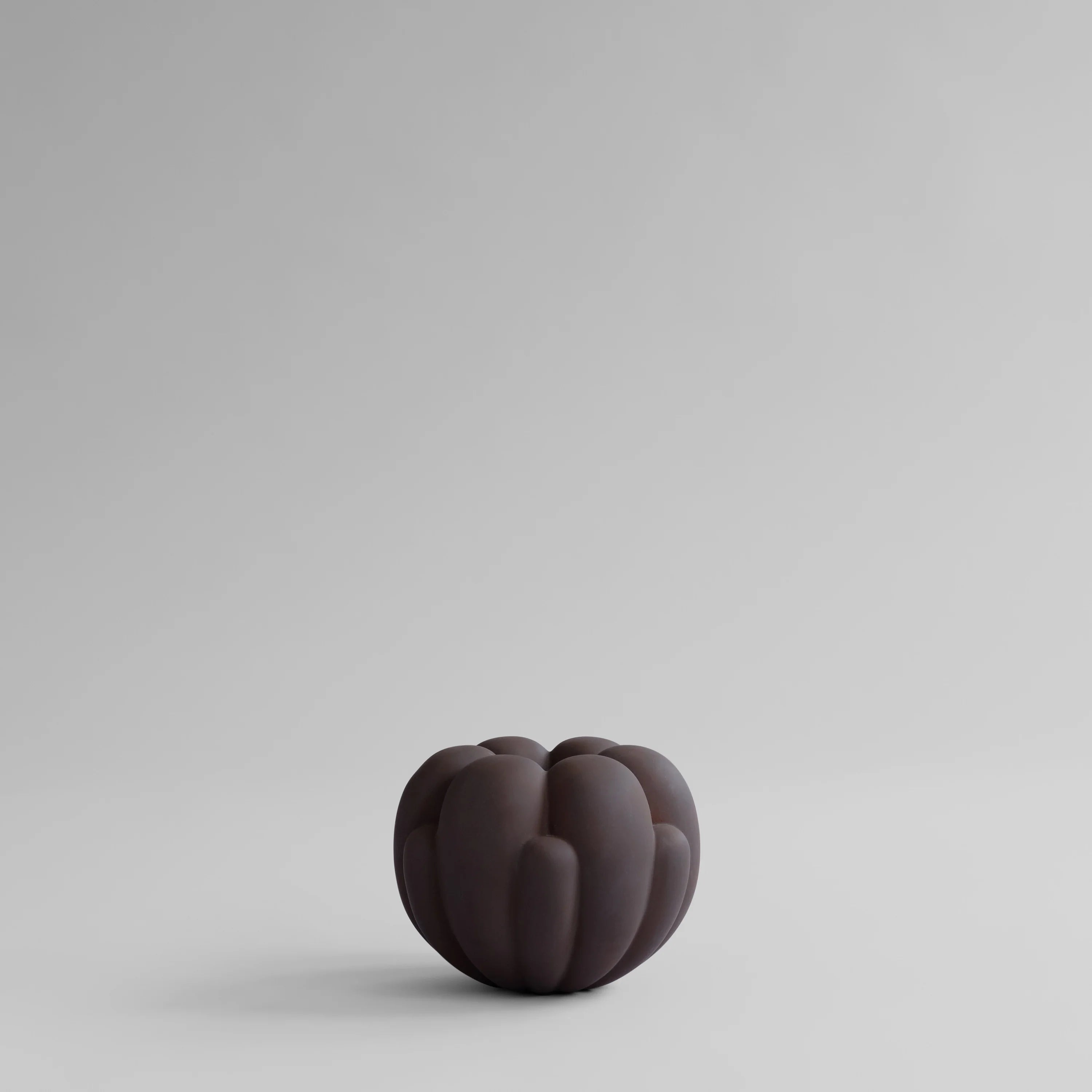 Fiora vase mocca petite i betongfiber – matt overflate og avrundet form i varm mokka-finish