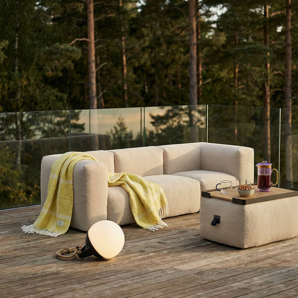 Soft 3 seter beige loungesofa på terrasse – integrert bærestripp og skulpturell beige overflate