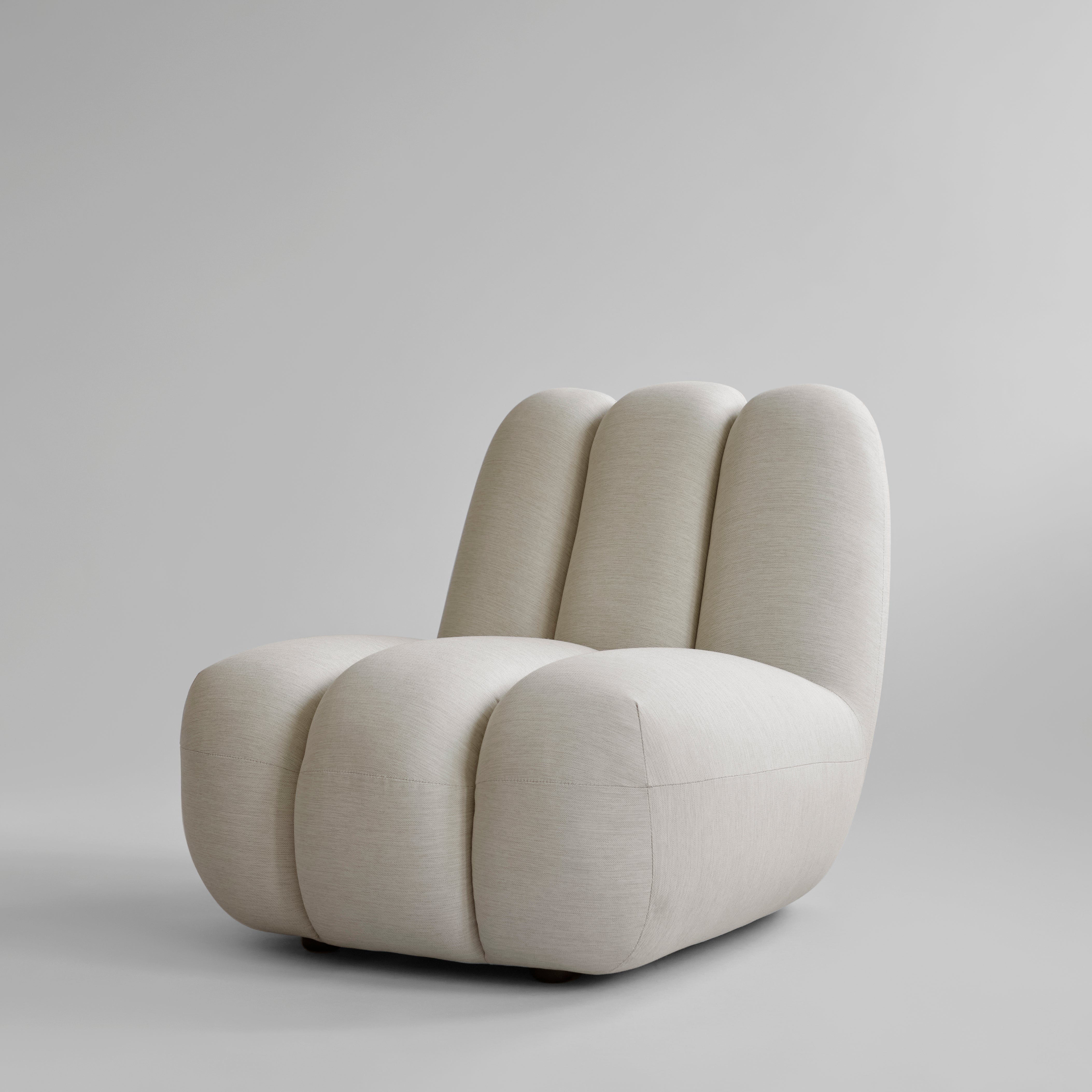 Toe loungestol outdoor Warm Ash – detaljbilde av flettet sete og skulpturelle armlener utendørs