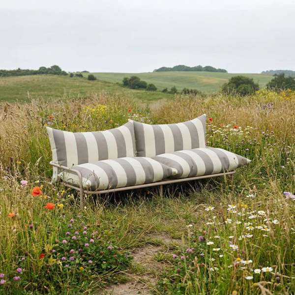 Mollis hagesofa beige – nærbilde av tekstiloverflate og armlenets rene form, dansk loungedesign