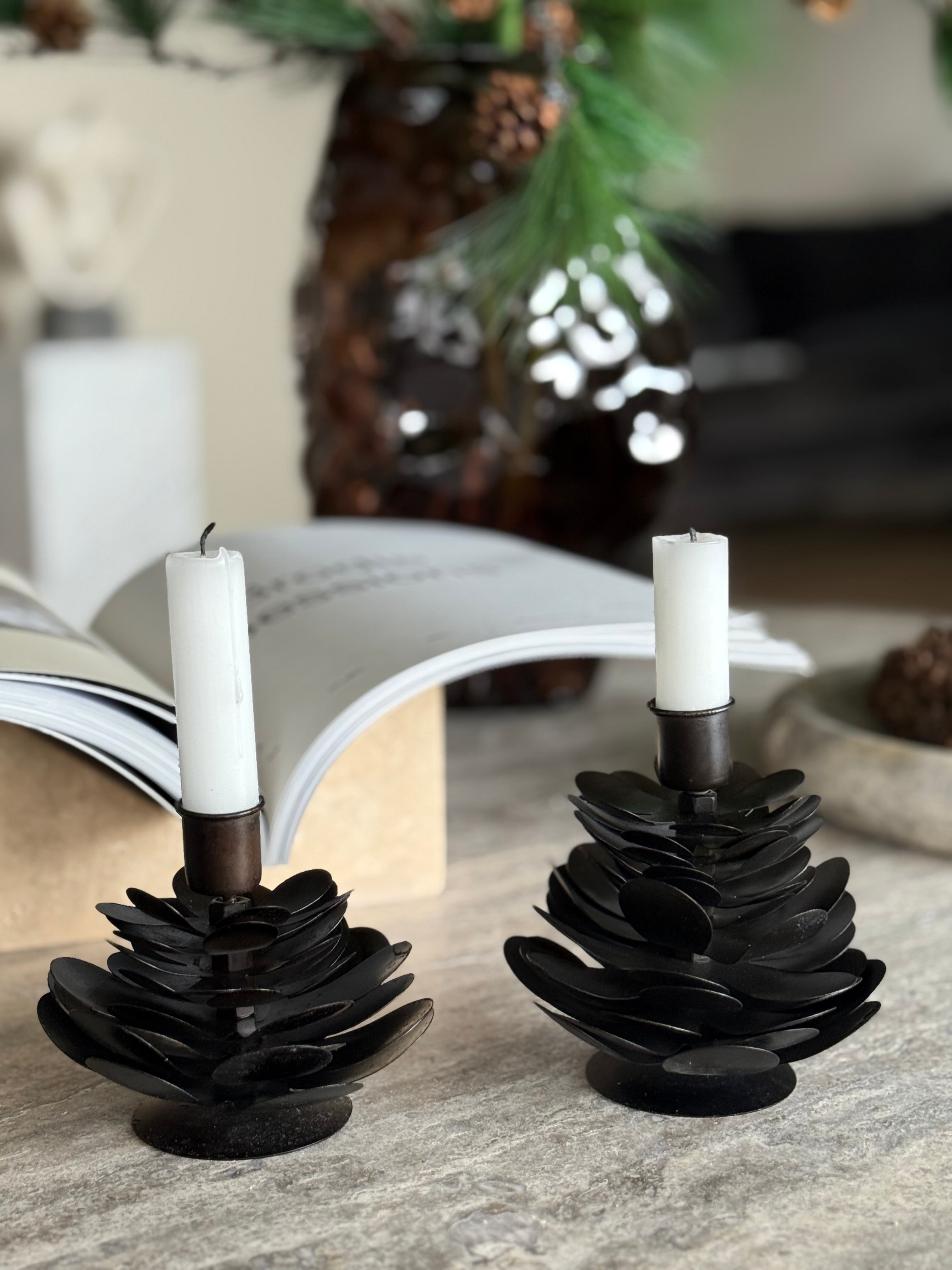 Lysestake kongle 12 cm, metallfinish med naturlig kongleform sett fra siden